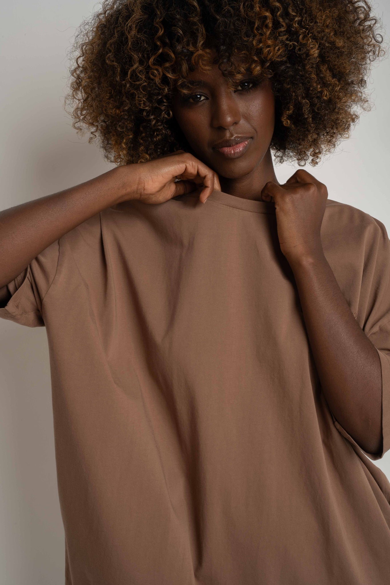 OVERSIZED T-SHIRT WITH A SUBSTANTIAL WASHED EFFECT BROWN - KOMODO