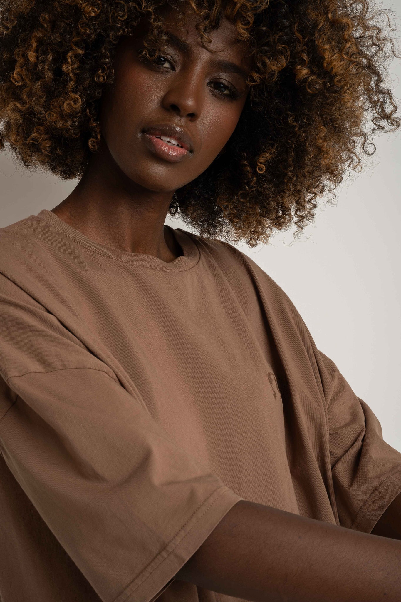 OVERSIZED T-SHIRT WITH A SUBSTANTIAL WASHED EFFECT BROWN - KOMODO