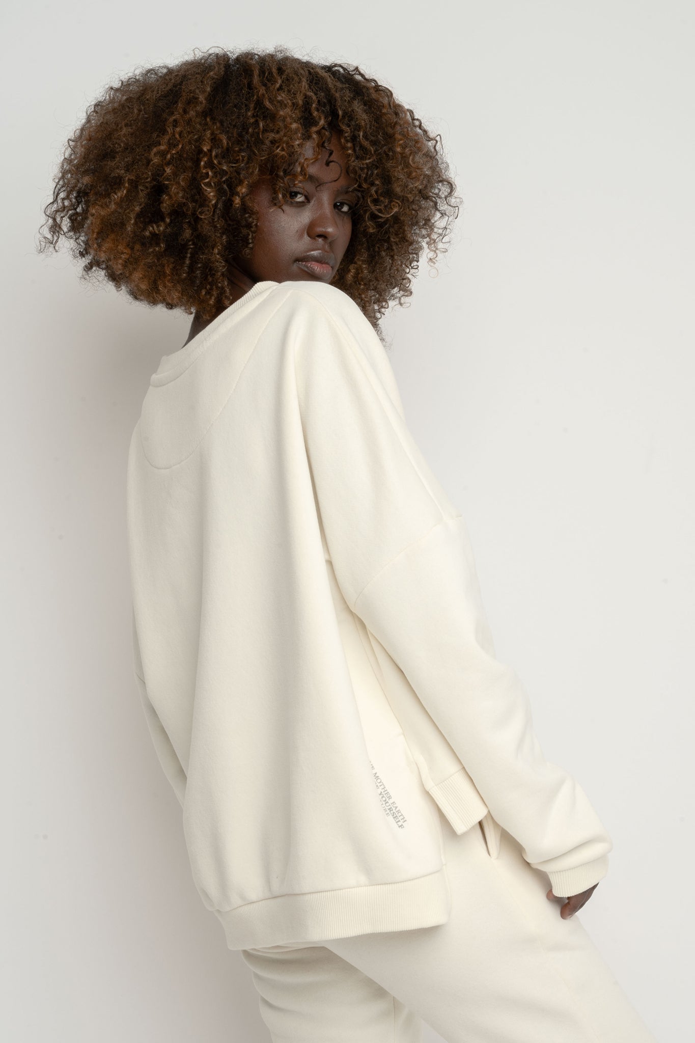 BLUZA O KROJU REGULAR FIT Z DŁUŻSZYM TYŁEM 2nd DROP ECRU - COOK