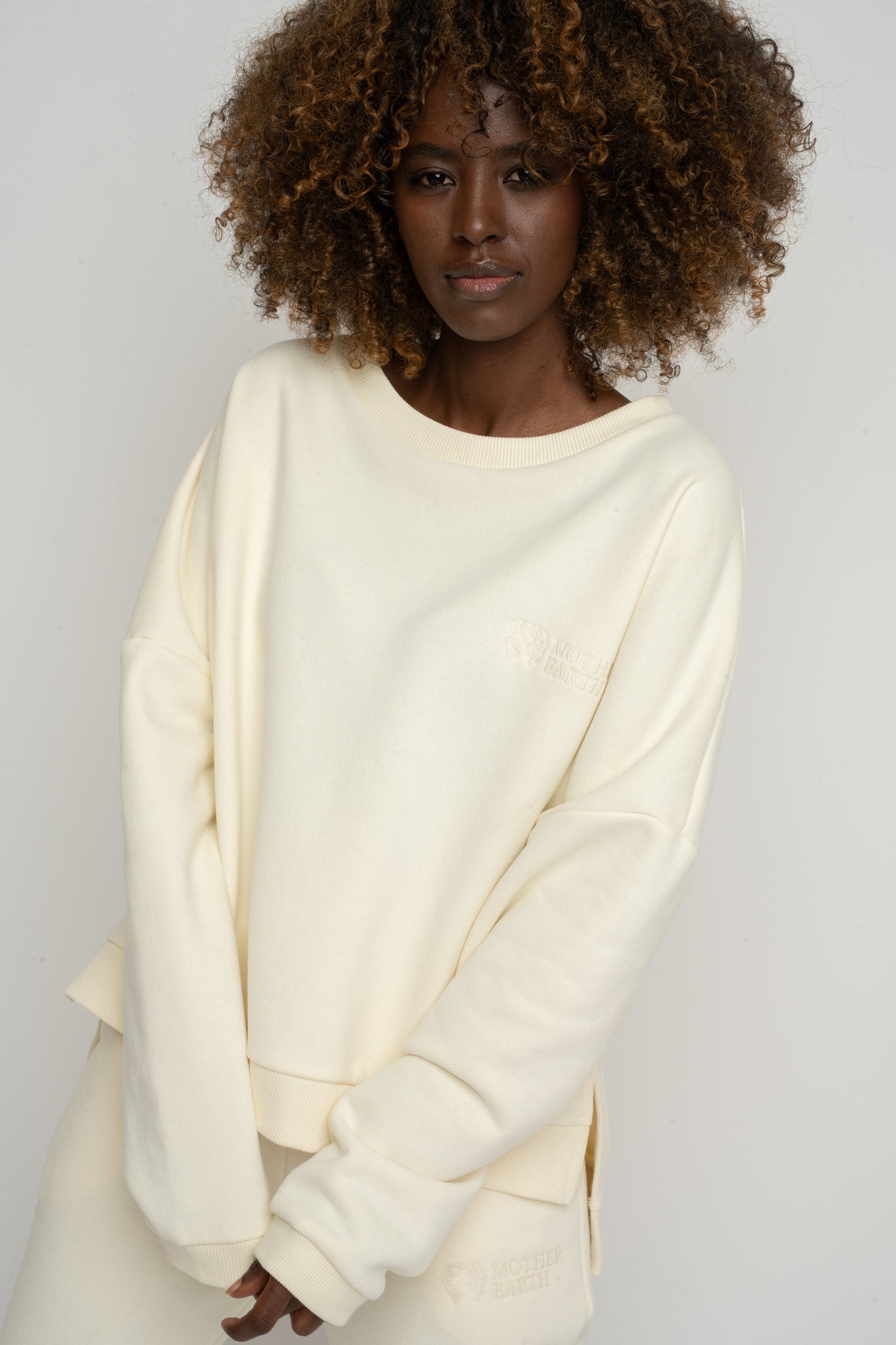 BLUZA O KROJU REGULAR FIT Z DŁUŻSZYM TYŁEM ECRU- COOK