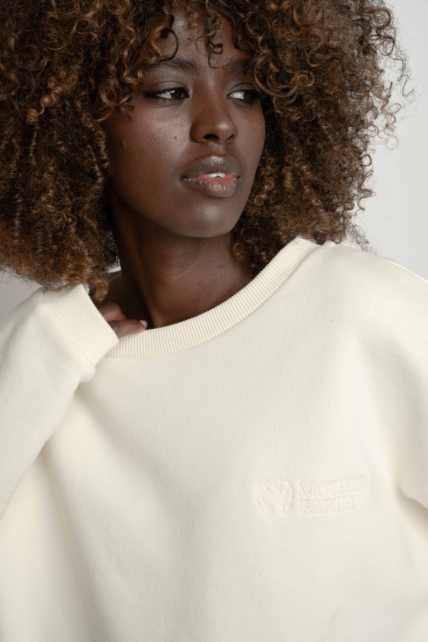 BLUZA O KROJU REGULAR FIT Z DŁUŻSZYM TYŁEM 2nd DROP ECRU - COOK