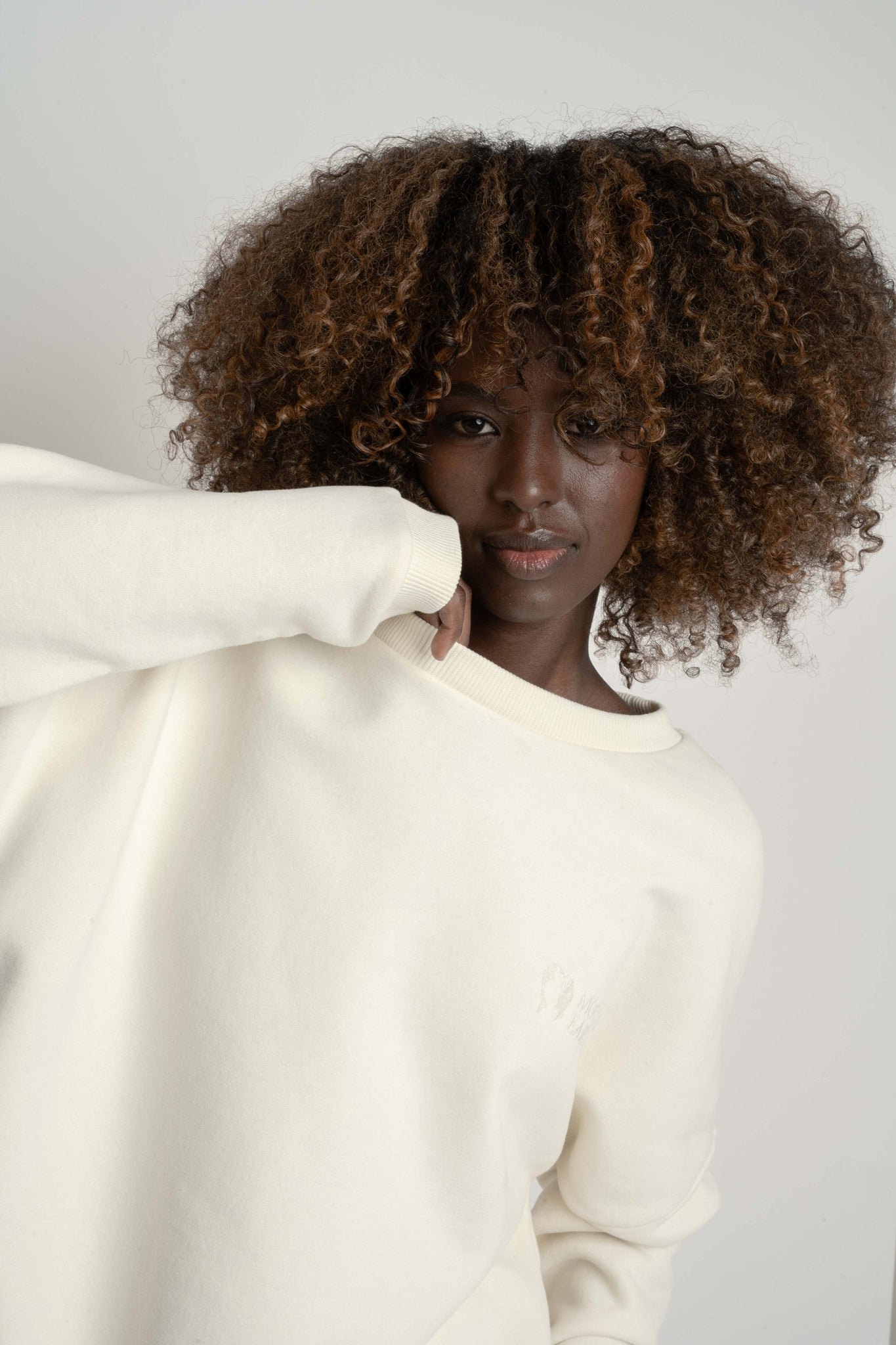 BLUZA O KROJU REGULAR FIT Z DŁUŻSZYM TYŁEM 2nd DROP ECRU - COOK