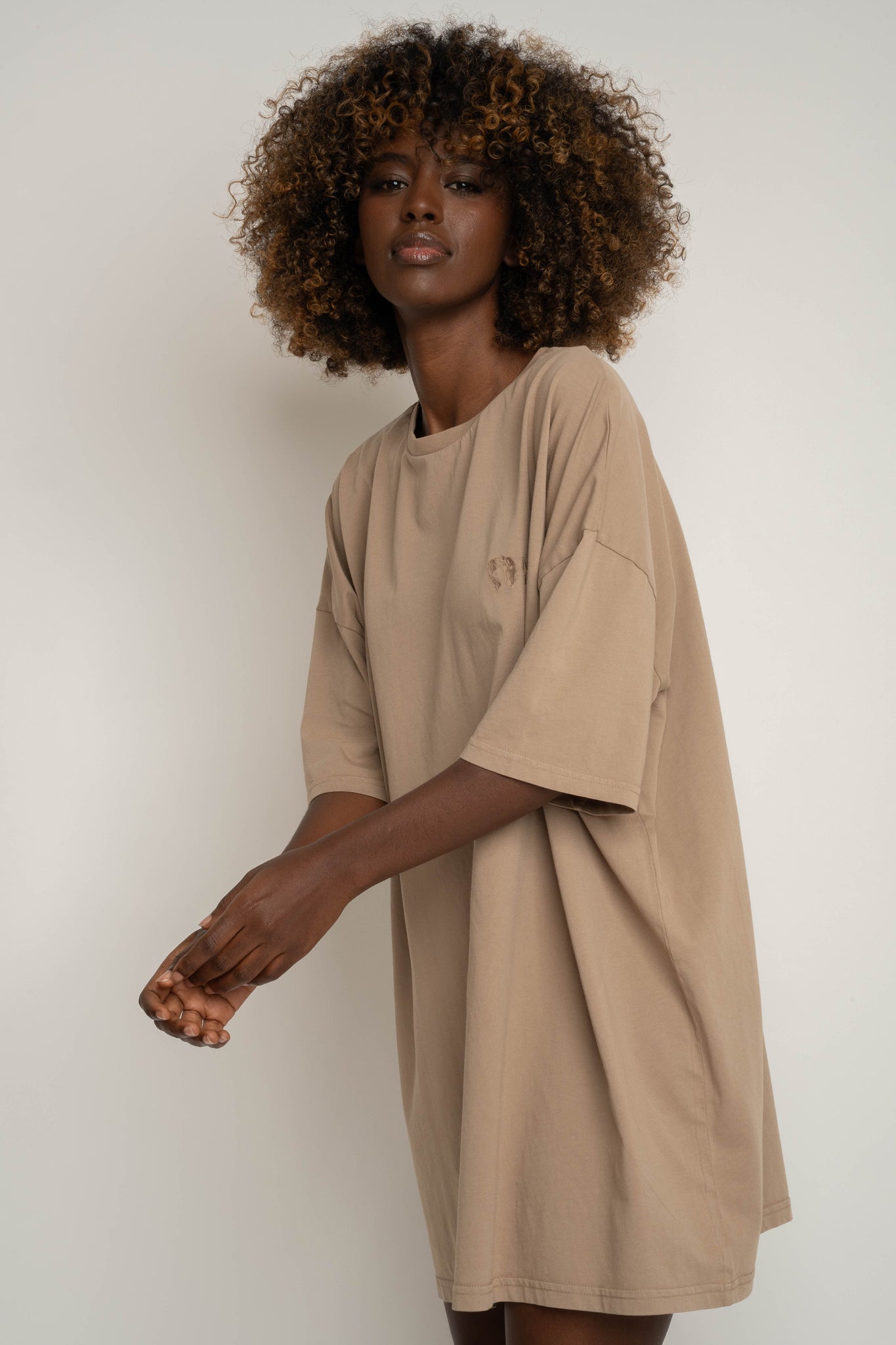 OVERSIZED T-SHIRT WITH A DELICATE WASH EFFECT, BEIGE - KOMODO