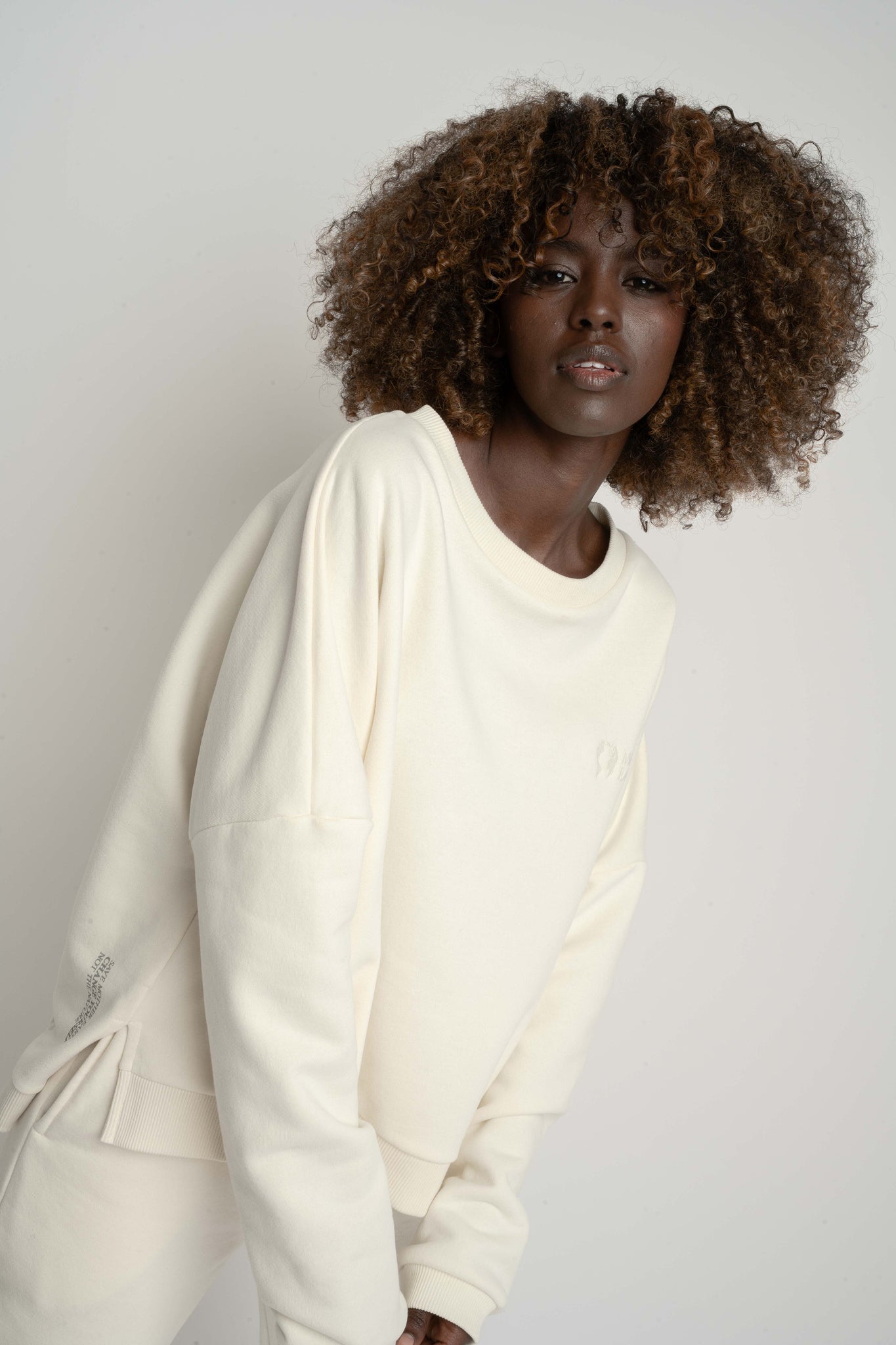 BLUZA O KROJU REGULAR FIT Z DŁUŻSZYM TYŁEM 2nd DROP ECRU - COOK