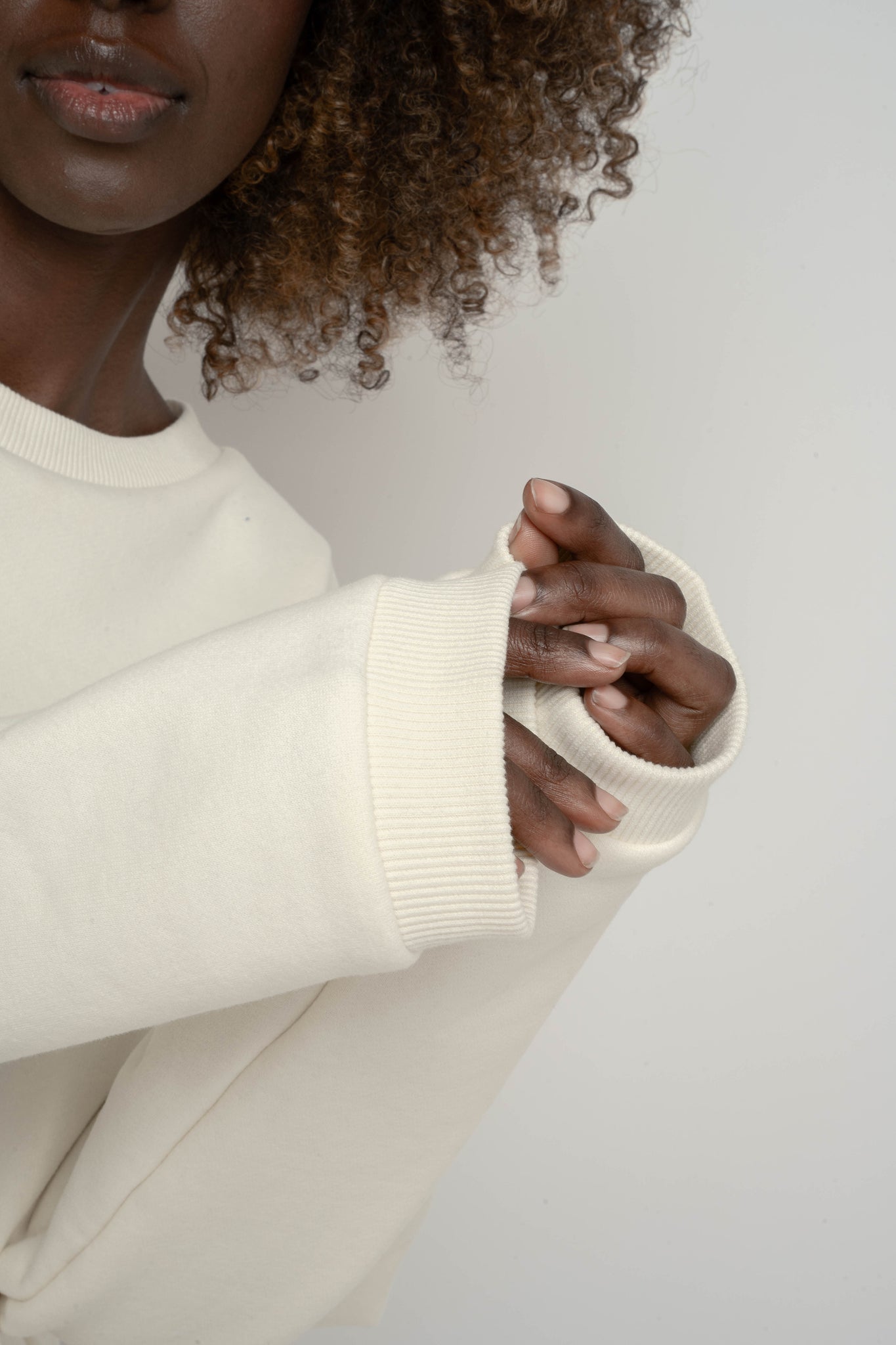 BLUZA O KROJU REGULAR FIT Z DŁUŻSZYM TYŁEM 2nd DROP ECRU - COOK