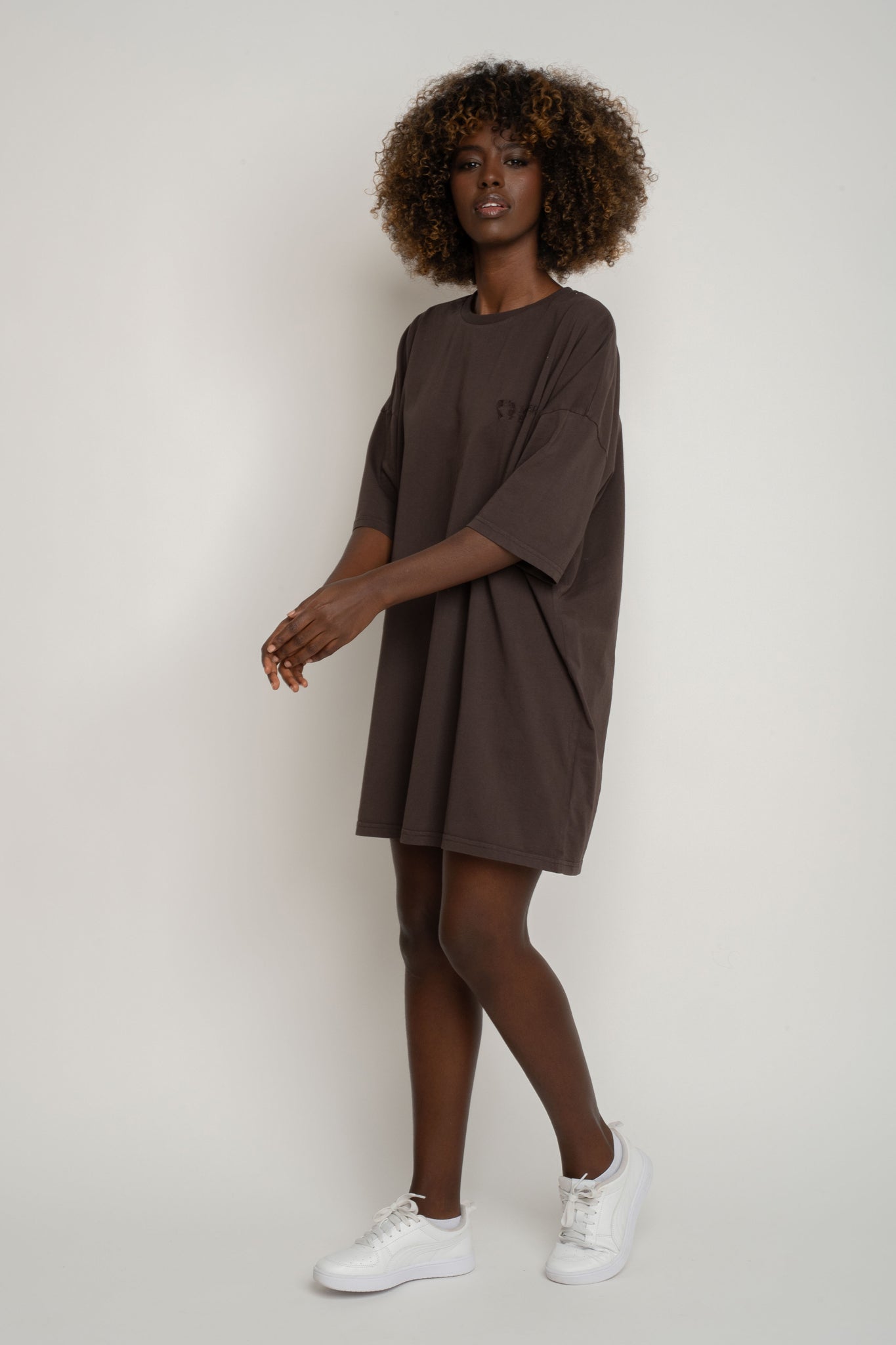 OVERSIZED T-SHIRT WITH A SUBSTANTIAL WASH EFFECT, DARK BROWN - KOMODO