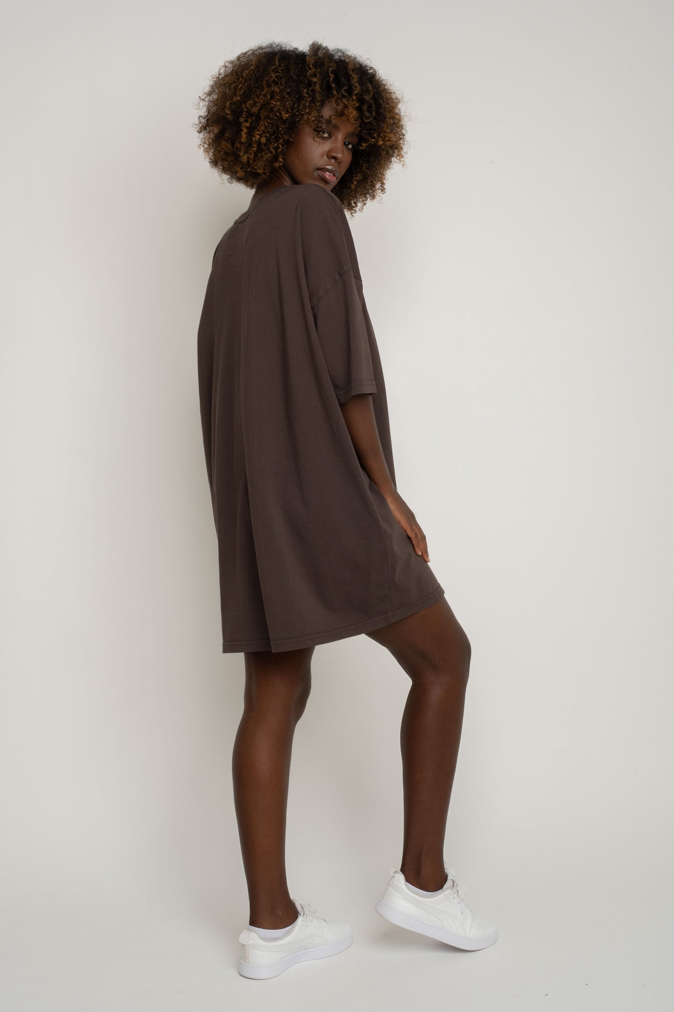 OVERSIZED T-SHIRT WITH A SUBSTANTIAL WASH EFFECT, DARK BROWN - KOMODO