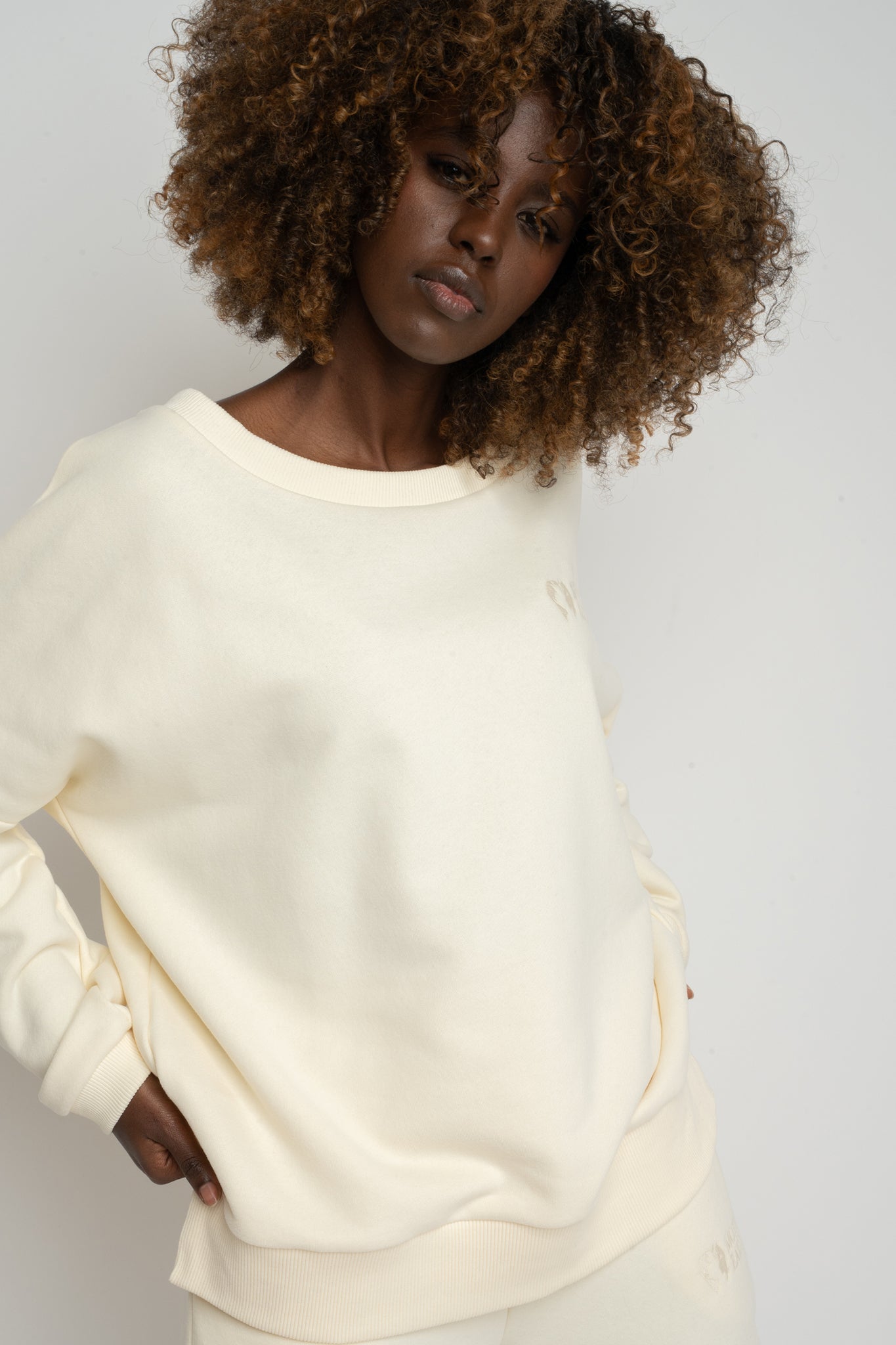BLUZA OVERSIZE Z SZEROKIM DEKOLTEM ECRU - MULL
