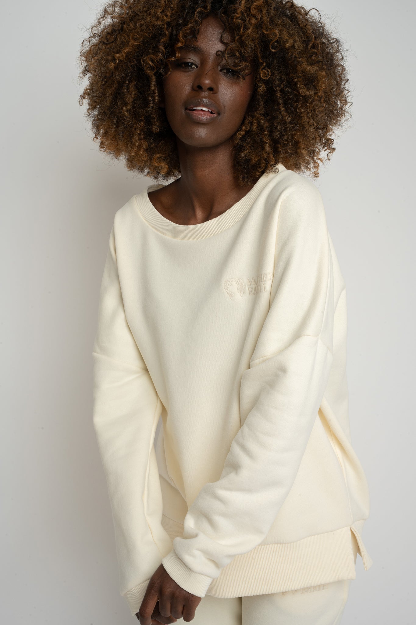 BLUZA OVERSIZE Z SZEROKIM DEKOLTEM ECRU - MULL
