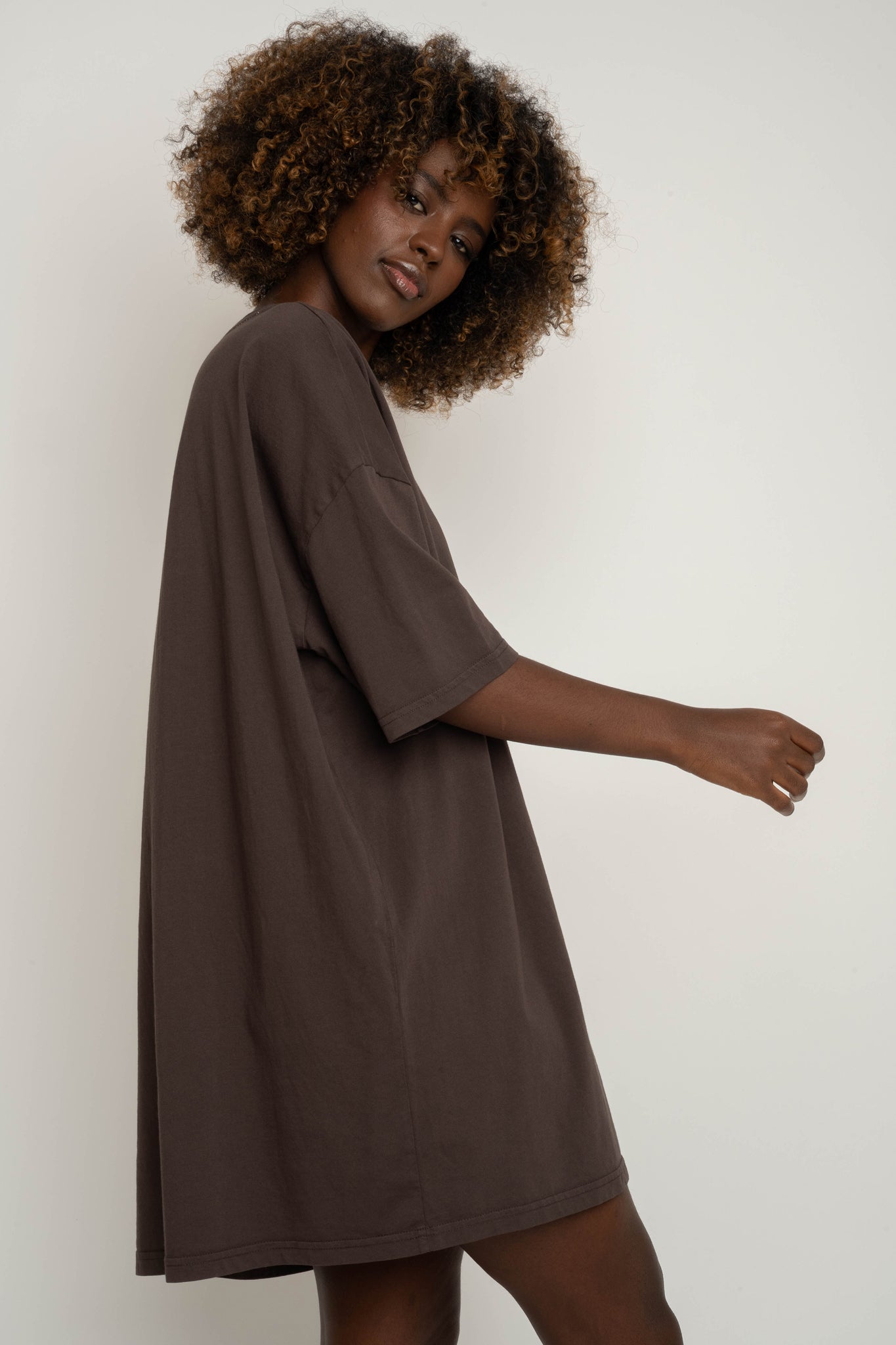 OVERSIZED T-SHIRT WITH A SUBSTANTIAL WASH EFFECT, DARK BROWN - KOMODO