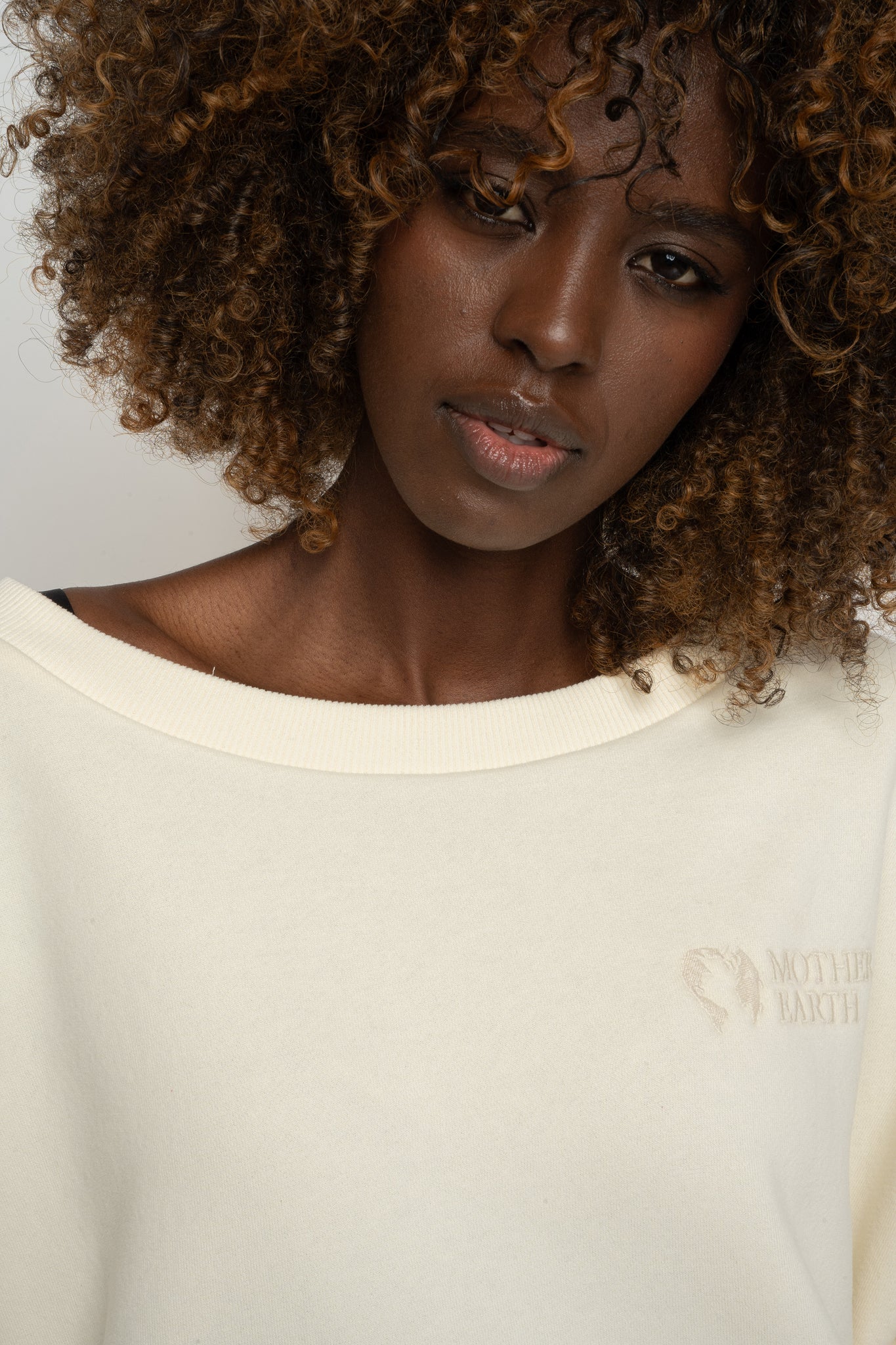 BLUZA OVERSIZE Z SZEROKIM DEKOLTEM ECRU - MULL