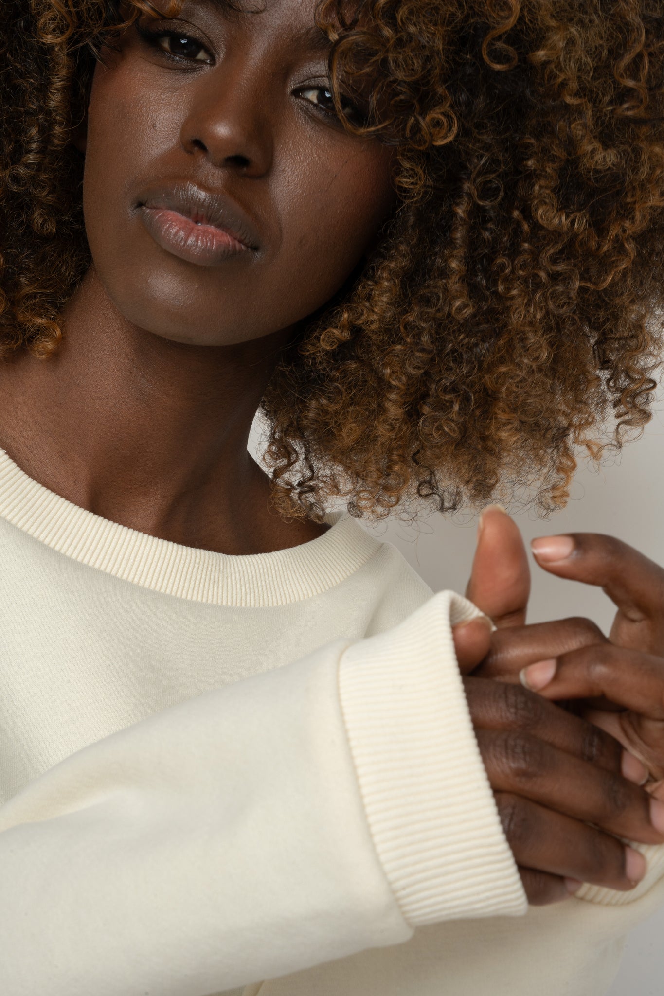 BLUZA OVERSIZE Z SZEROKIM DEKOLTEM ECRU - MULL