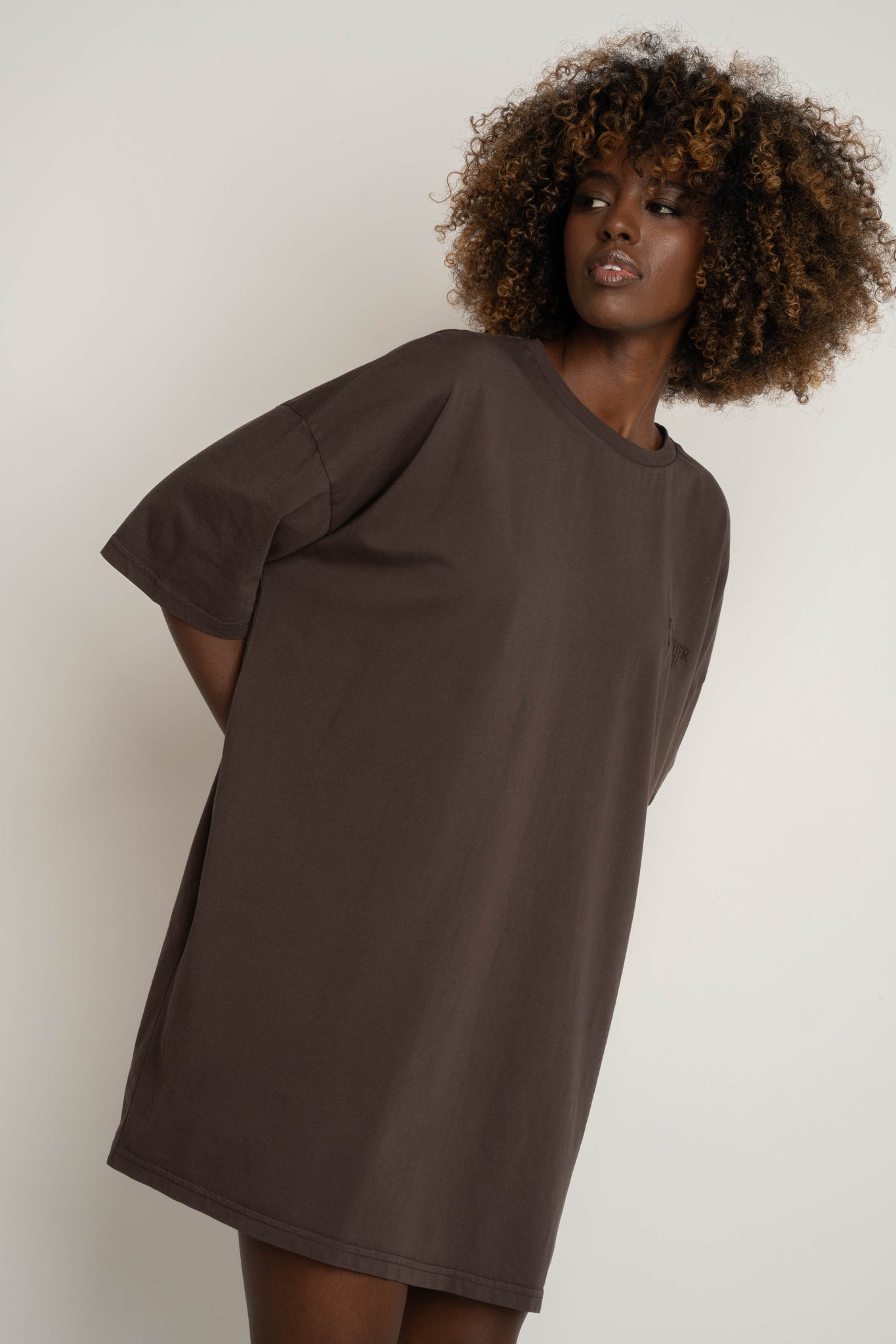 OVERSIZED T-SHIRT WITH A SUBSTANTIAL WASH EFFECT, DARK BROWN - KOMODO