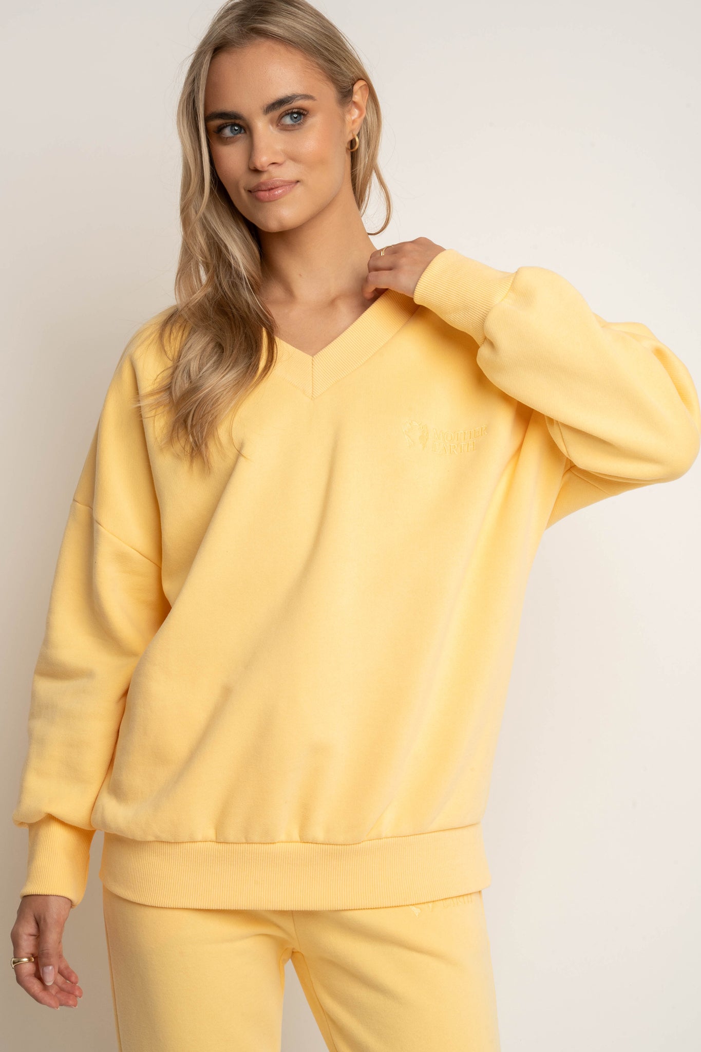 BLUZA Z DEKOLTEM OVERSIZE ŻÓŁTA - BISCOE