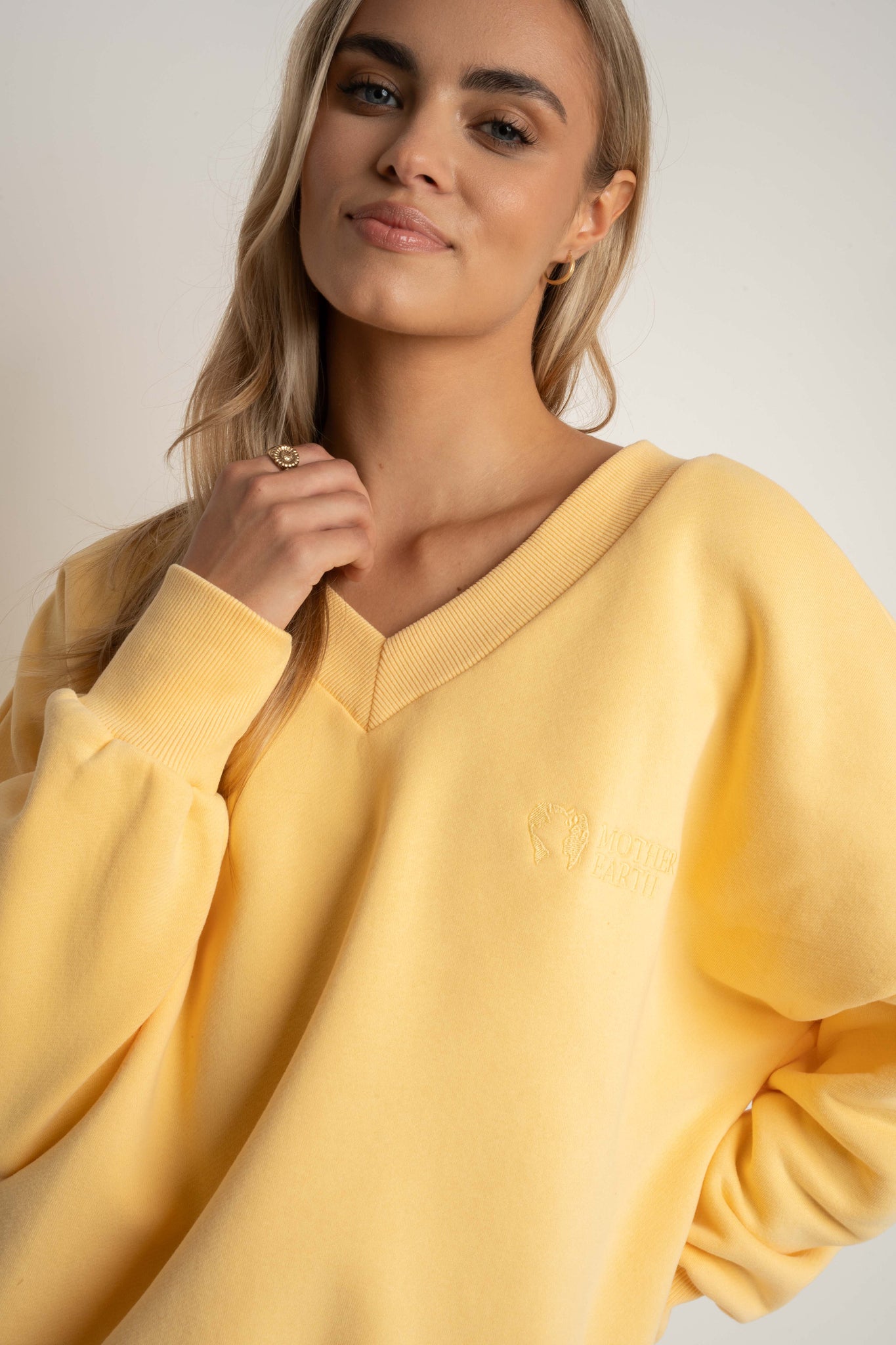 BLUZA Z DEKOLTEM OVERSIZE ŻÓŁTA - BISCOE