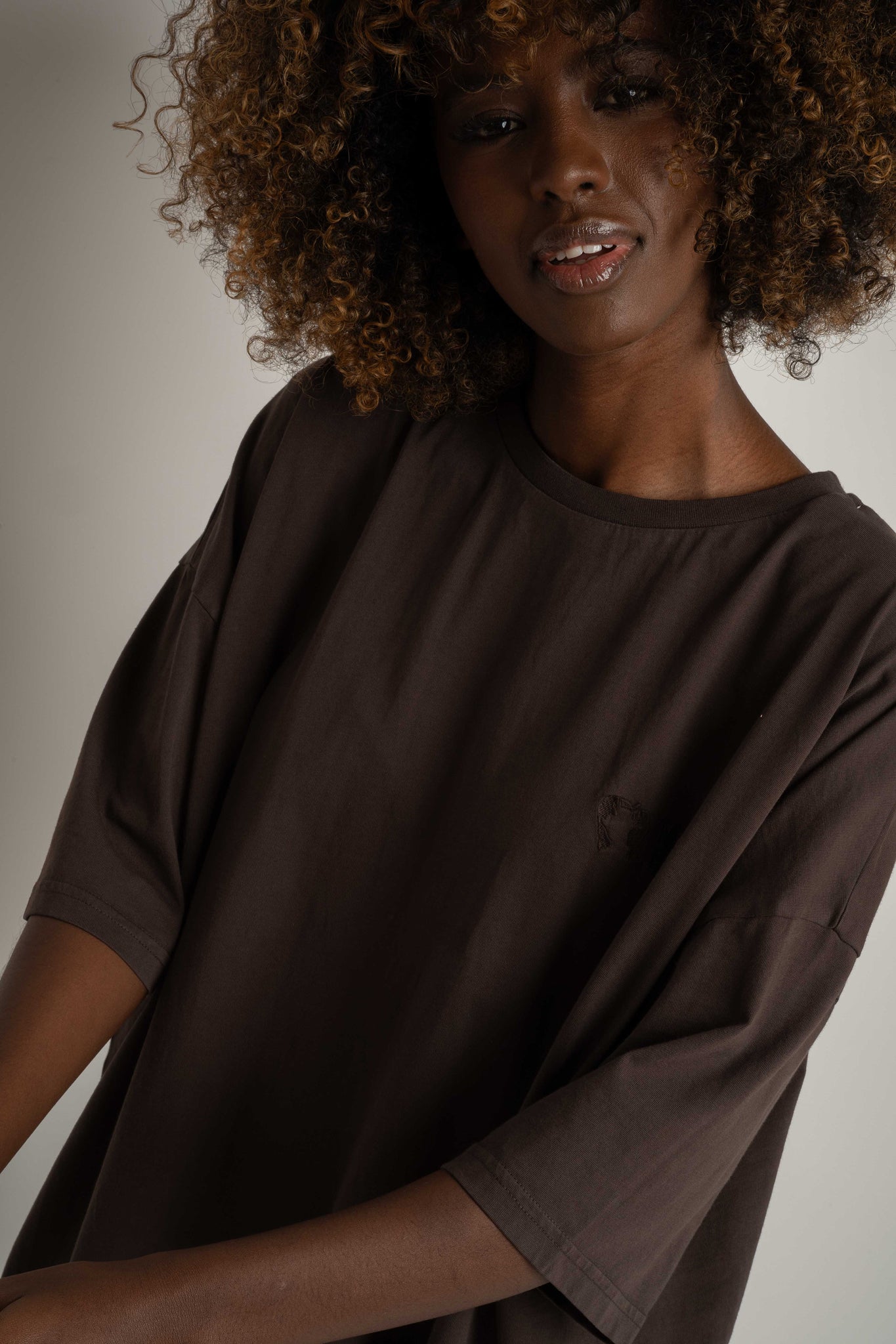 OVERSIZED T-SHIRT WITH A SUBSTANTIAL WASH EFFECT, DARK BROWN - KOMODO