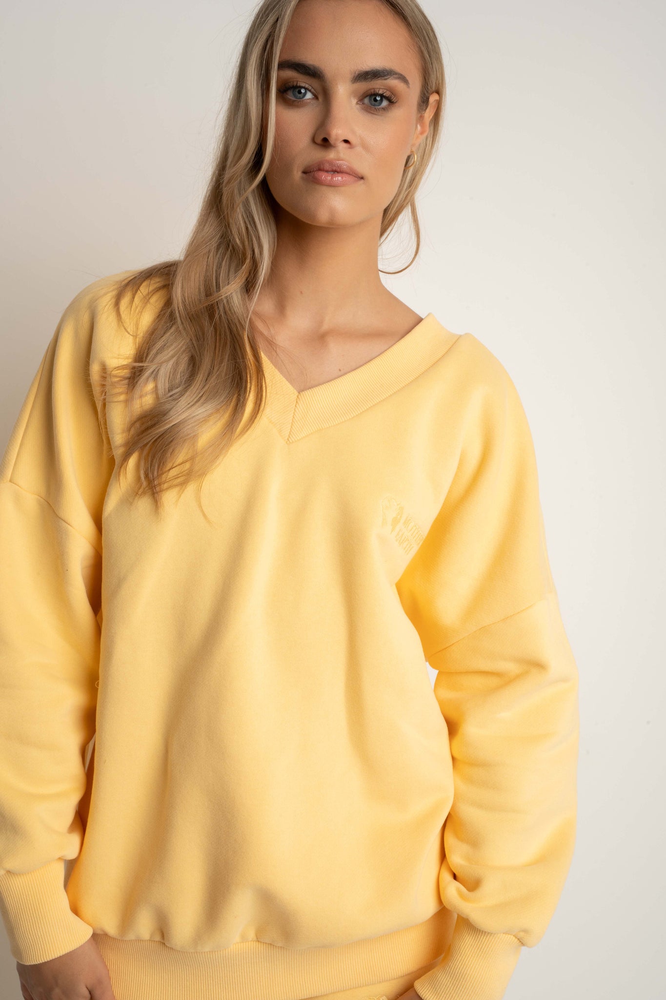 BLUZA Z DEKOLTEM OVERSIZE ŻÓŁTA - BISCOE