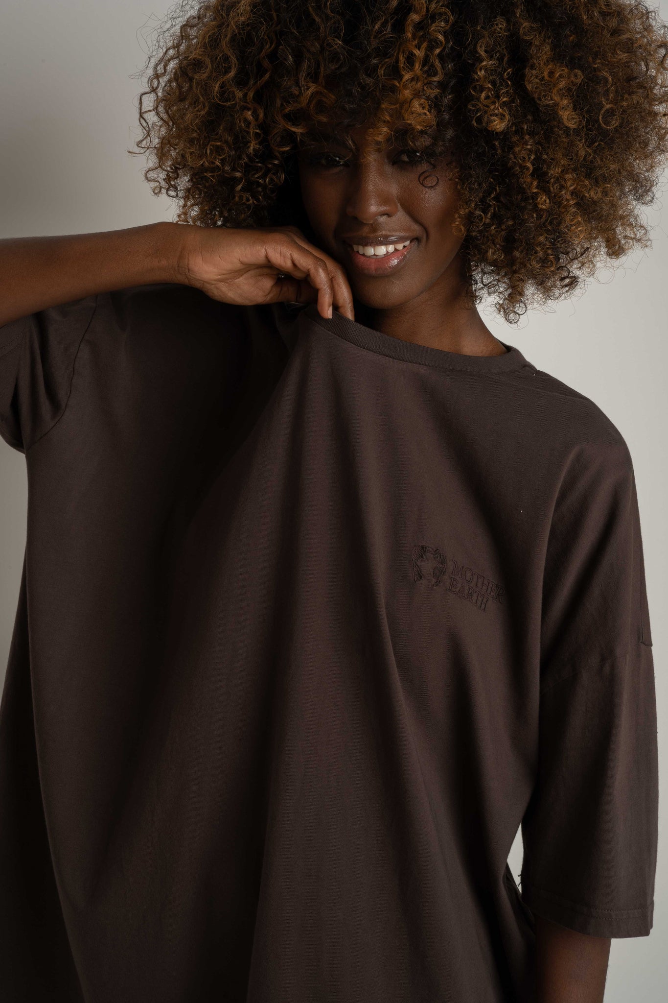 OVERSIZED T-SHIRT WITH A SUBSTANTIAL WASH EFFECT, DARK BROWN - KOMODO