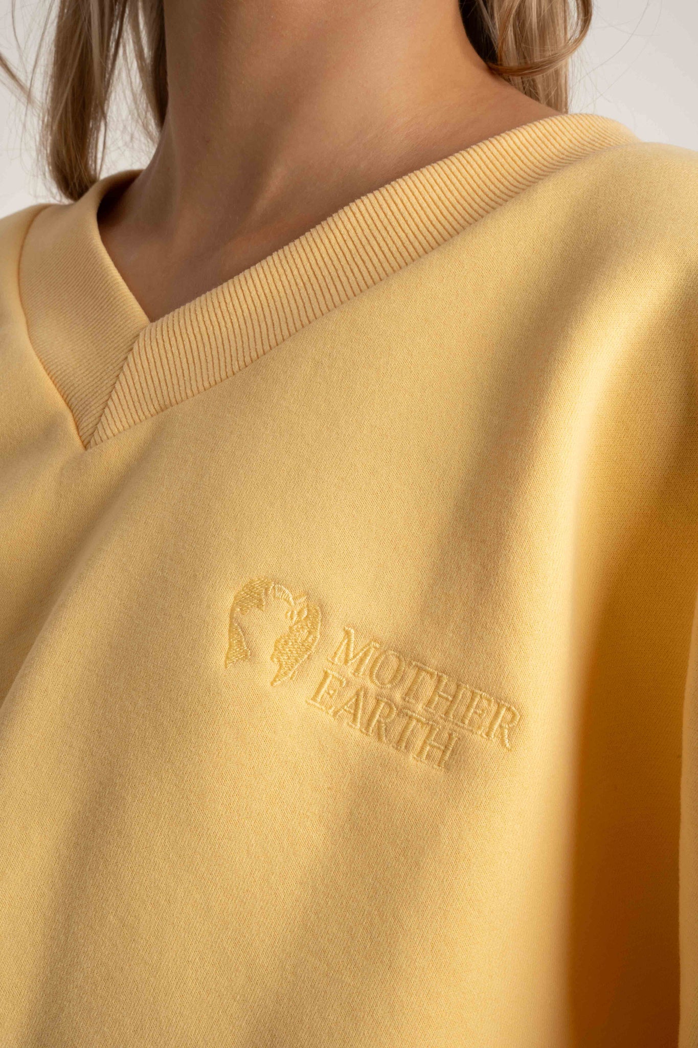 BLUZA Z DEKOLTEM OVERSIZE ŻÓŁTA - BISCOE