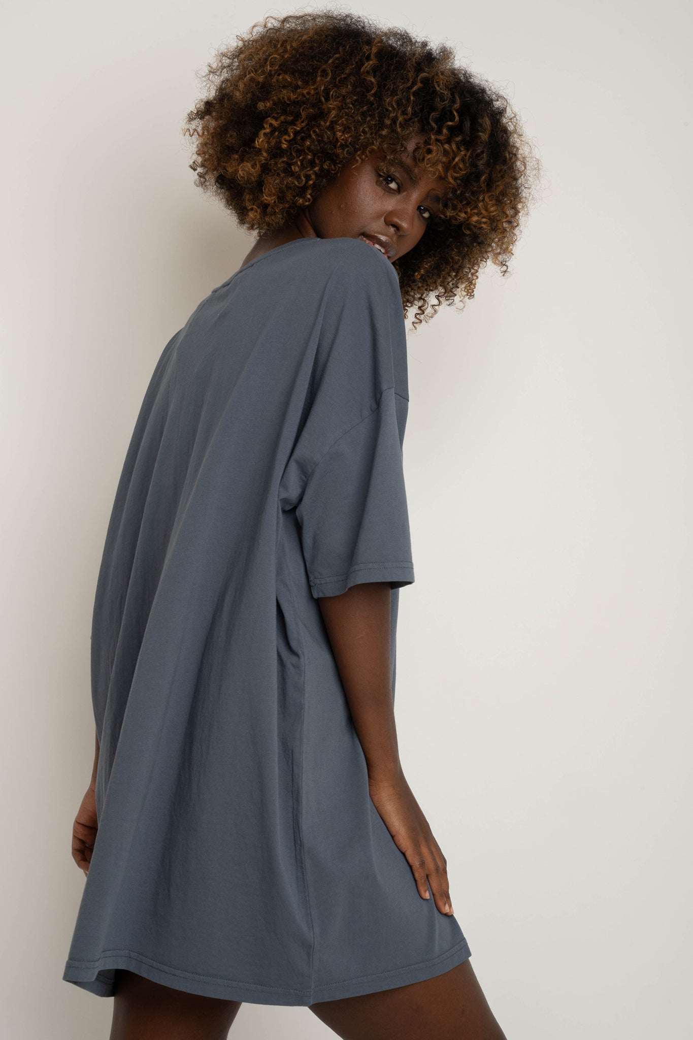 OVERSIZED T-SHIRT WITH A DELICATE WASH EFFECT, GRAY - KOMODO