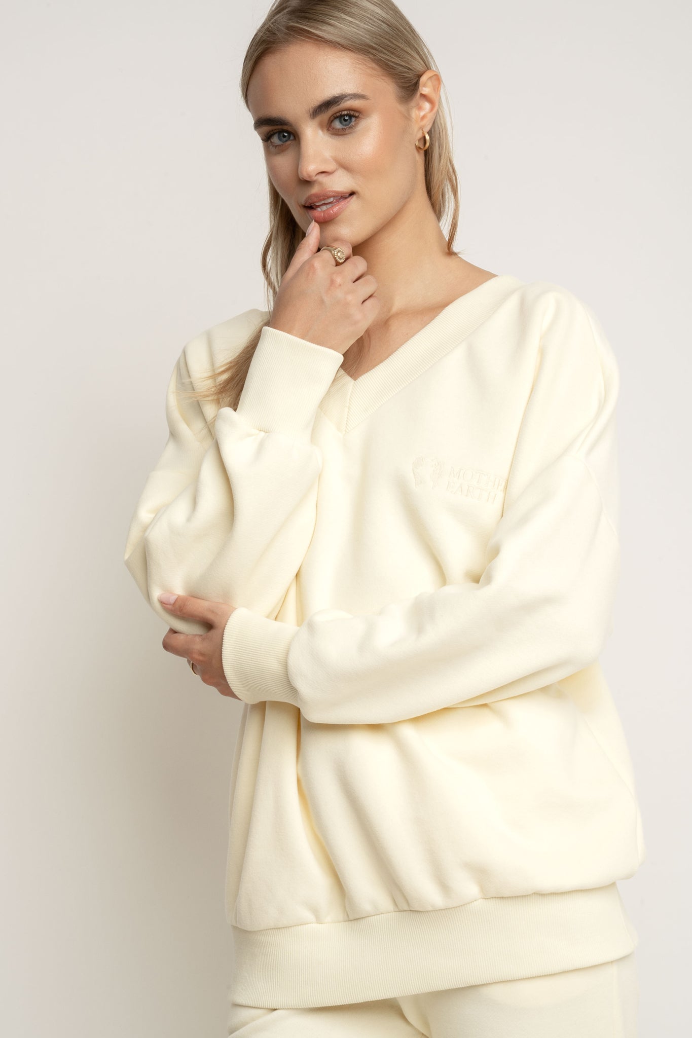 BLUZA Z DEKOLTEM OVERSIZE KREMOWA - BISCOE