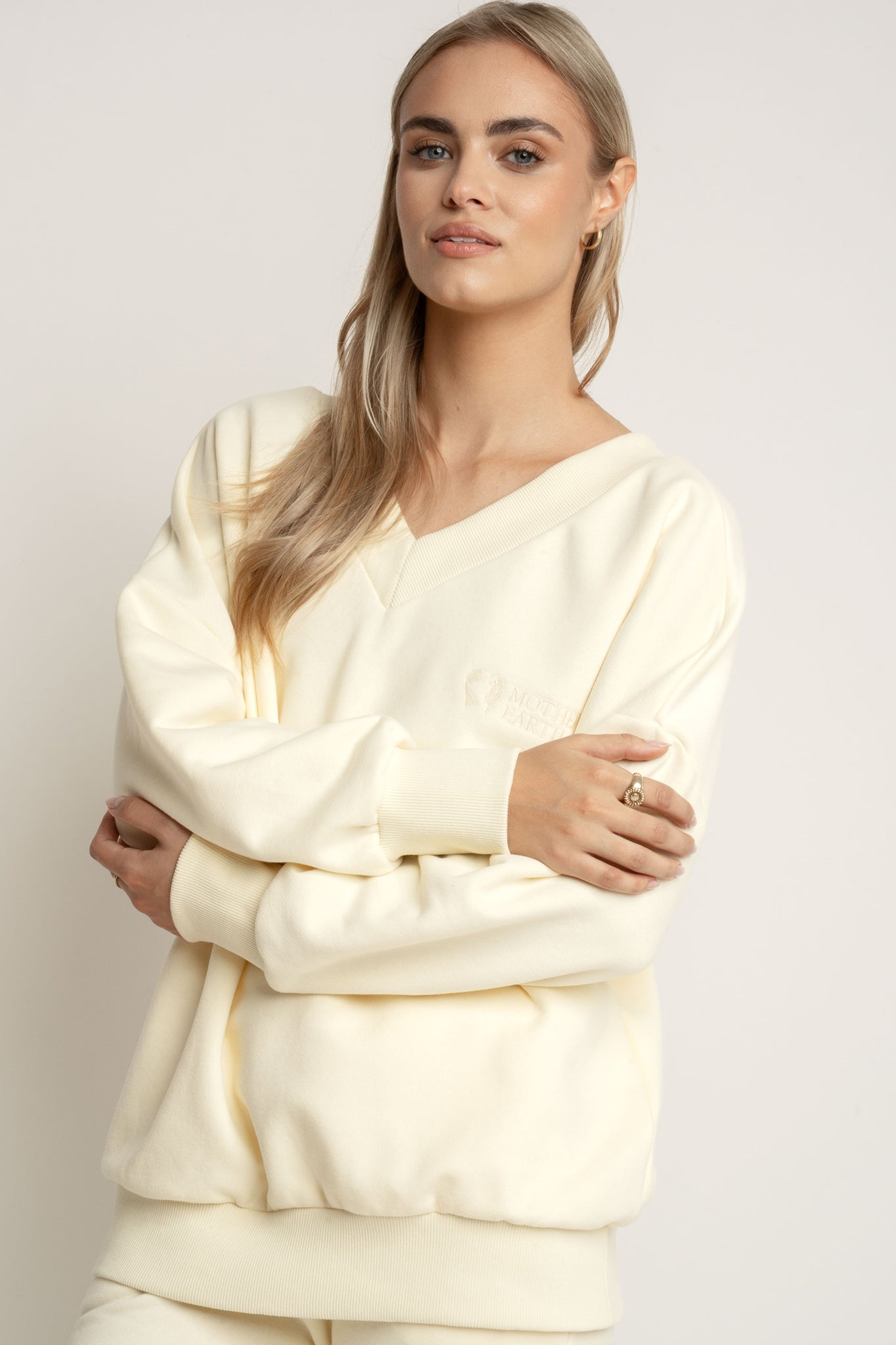 BLUZA Z DEKOLTEM OVERSIZE KREMOWA - BISCOE