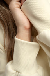 BLUZA Z DEKOLTEM OVERSIZE KREMOWA - BISCOE