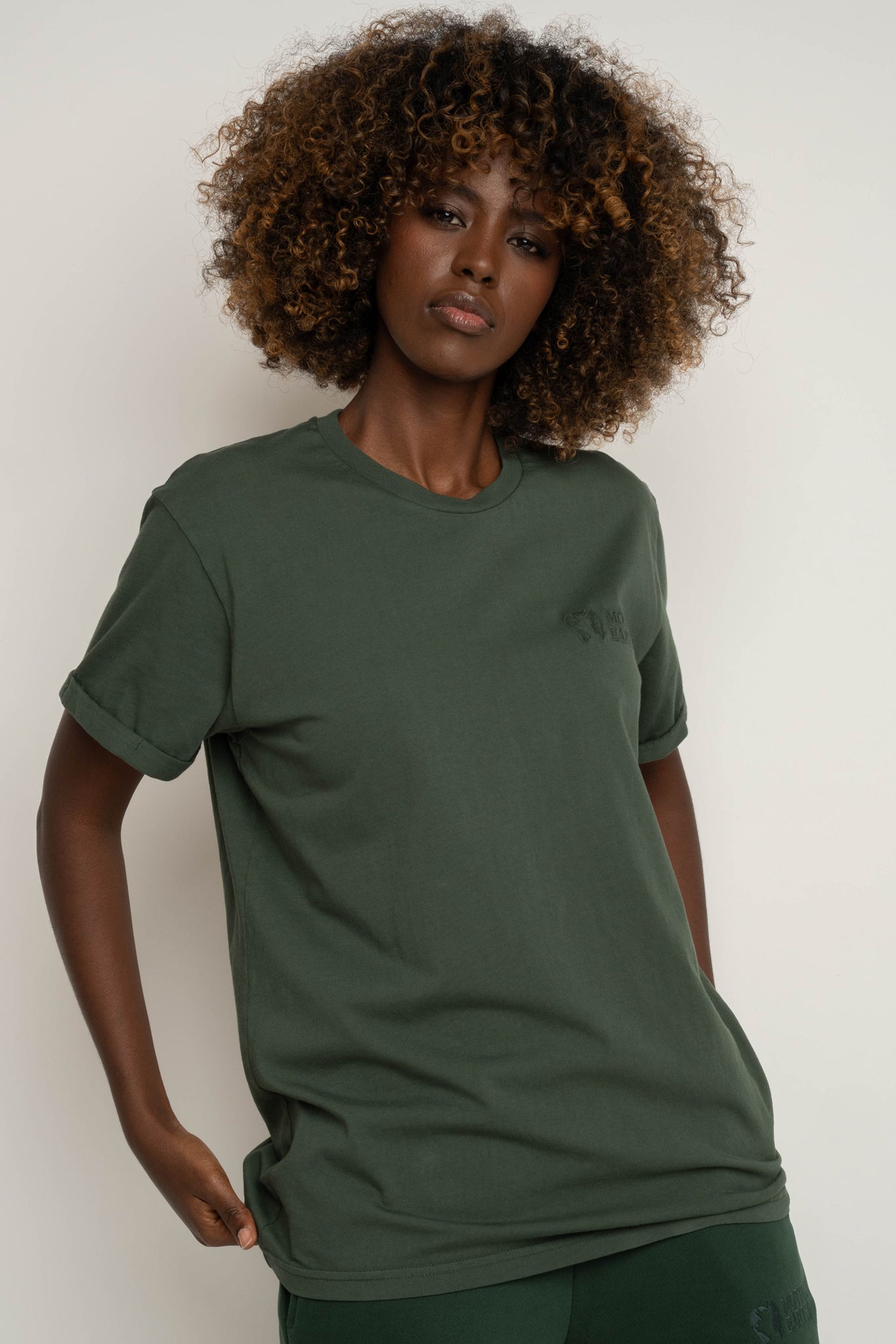 T-SHIRT OVERSIZE Z DELIKATNYM EFEKTEM SPRANIA ZIELONY - MORAINE