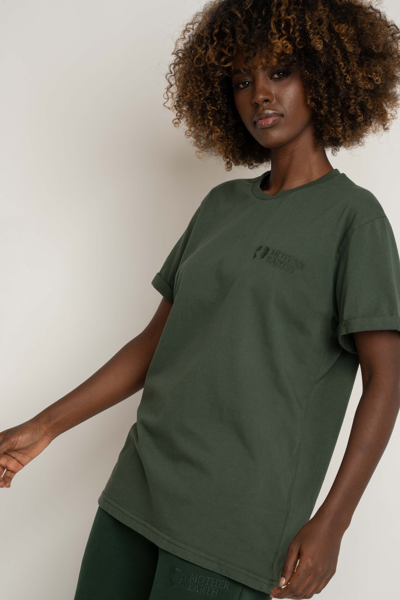 T-SHIRT OVERSIZE Z DELIKATNYM EFEKTEM SPRANIA ZIELONY - MORAINE