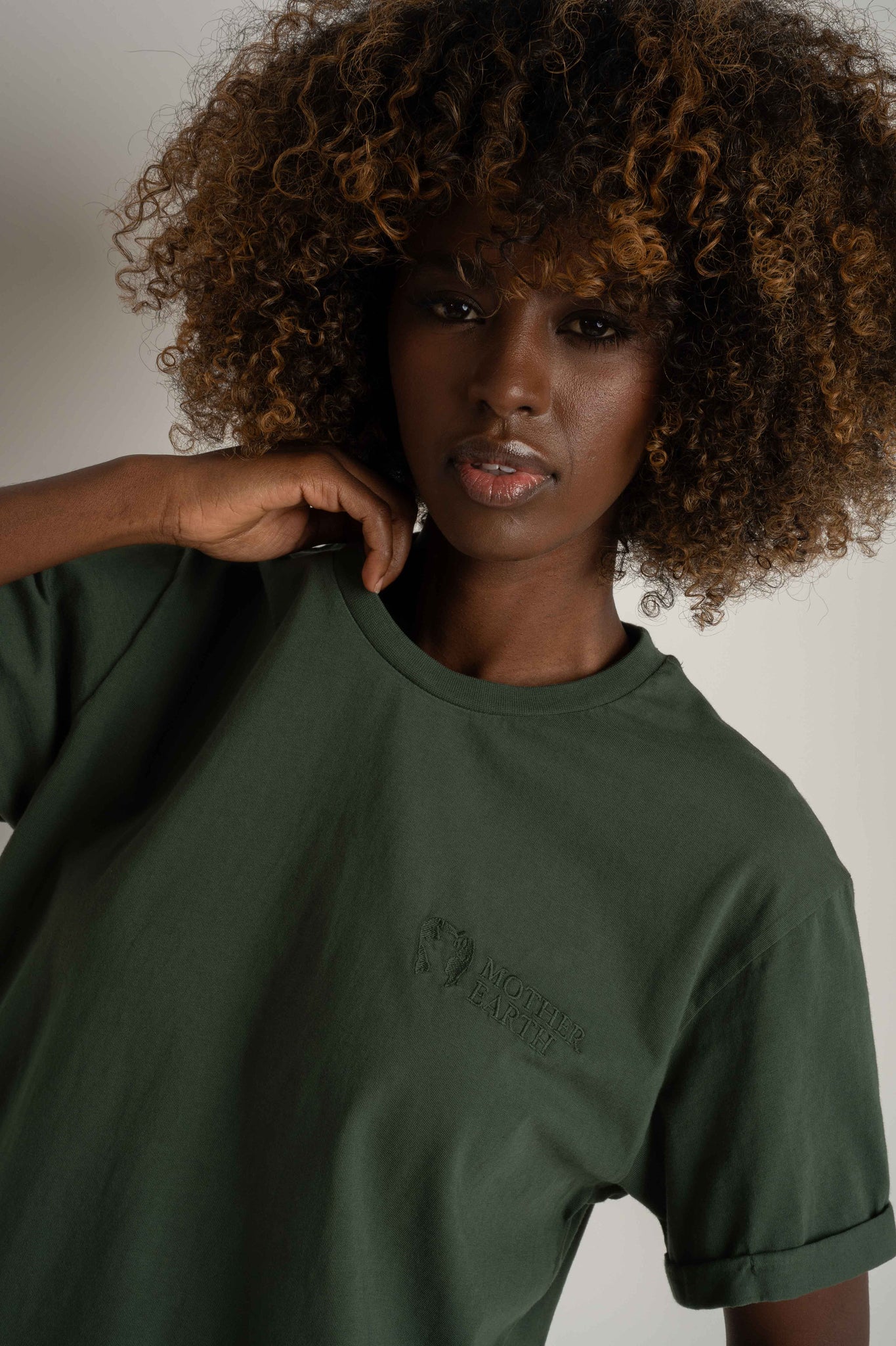 T-SHIRT OVERSIZE Z DELIKATNYM EFEKTEM SPRANIA ZIELONY - MORAINE