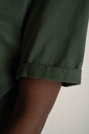 T-SHIRT OVERSIZE Z DELIKATNYM EFEKTEM SPRANIA ZIELONY - MORAINE