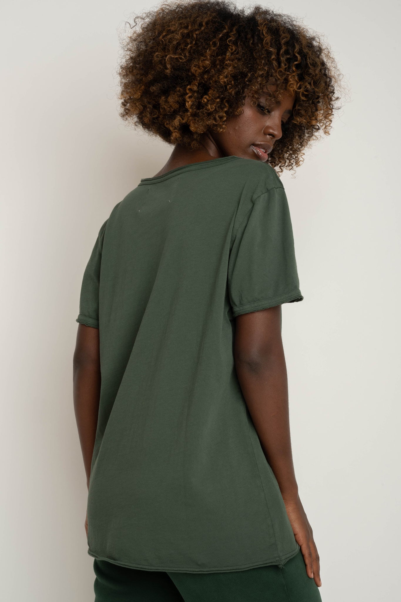 T-SHIRT OVERSIZE Z DELIKATNYM EFEKTEM SPRANIA ZIELONY - NUSA