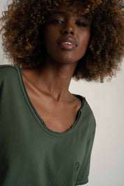 T-SHIRT OVERSIZE Z DELIKATNYM EFEKTEM SPRANIA ZIELONY - NUSA