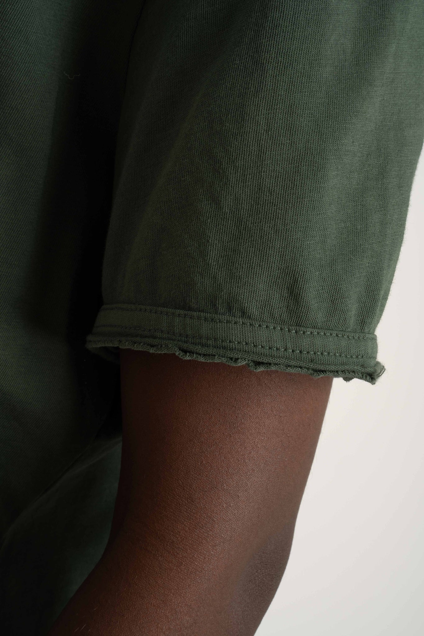 T-SHIRT OVERSIZE Z DELIKATNYM EFEKTEM SPRANIA ZIELONY - NUSA