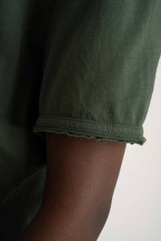 T-SHIRT OVERSIZE Z DELIKATNYM EFEKTEM SPRANIA ZIELONY - NUSA