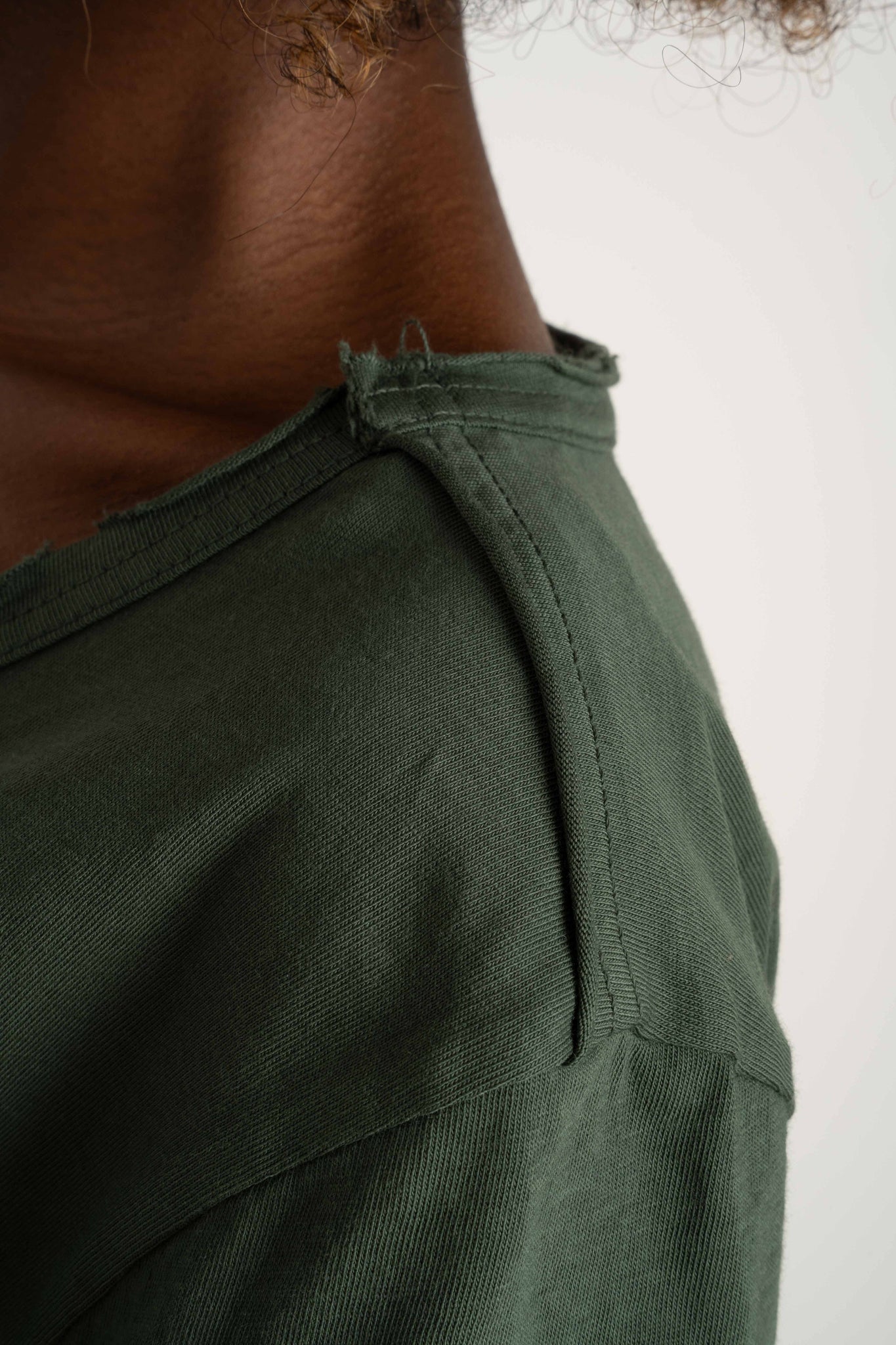 T-SHIRT OVERSIZE Z DELIKATNYM EFEKTEM SPRANIA ZIELONY - NUSA