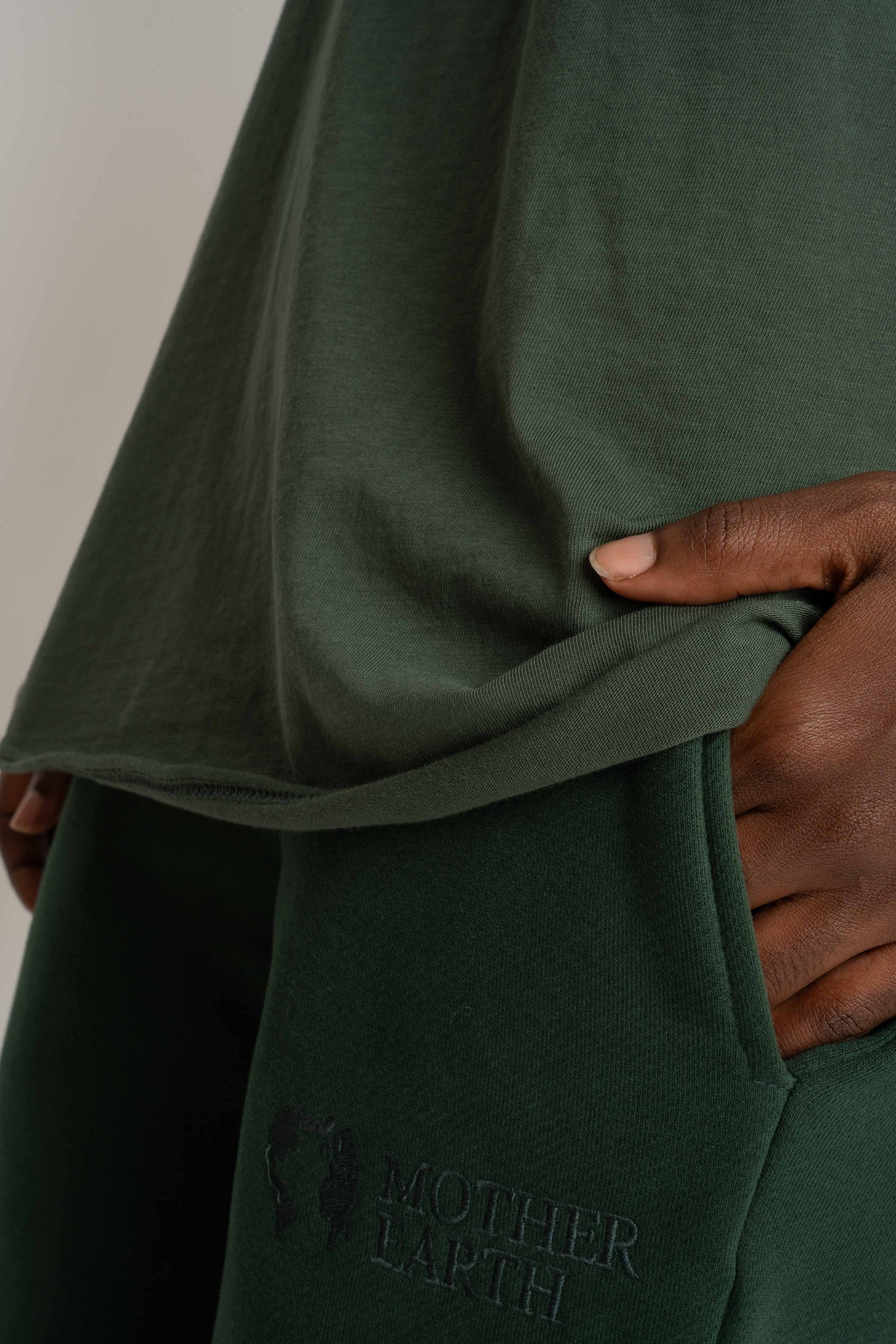 T-SHIRT OVERSIZE Z DELIKATNYM EFEKTEM SPRANIA ZIELONY - NUSA