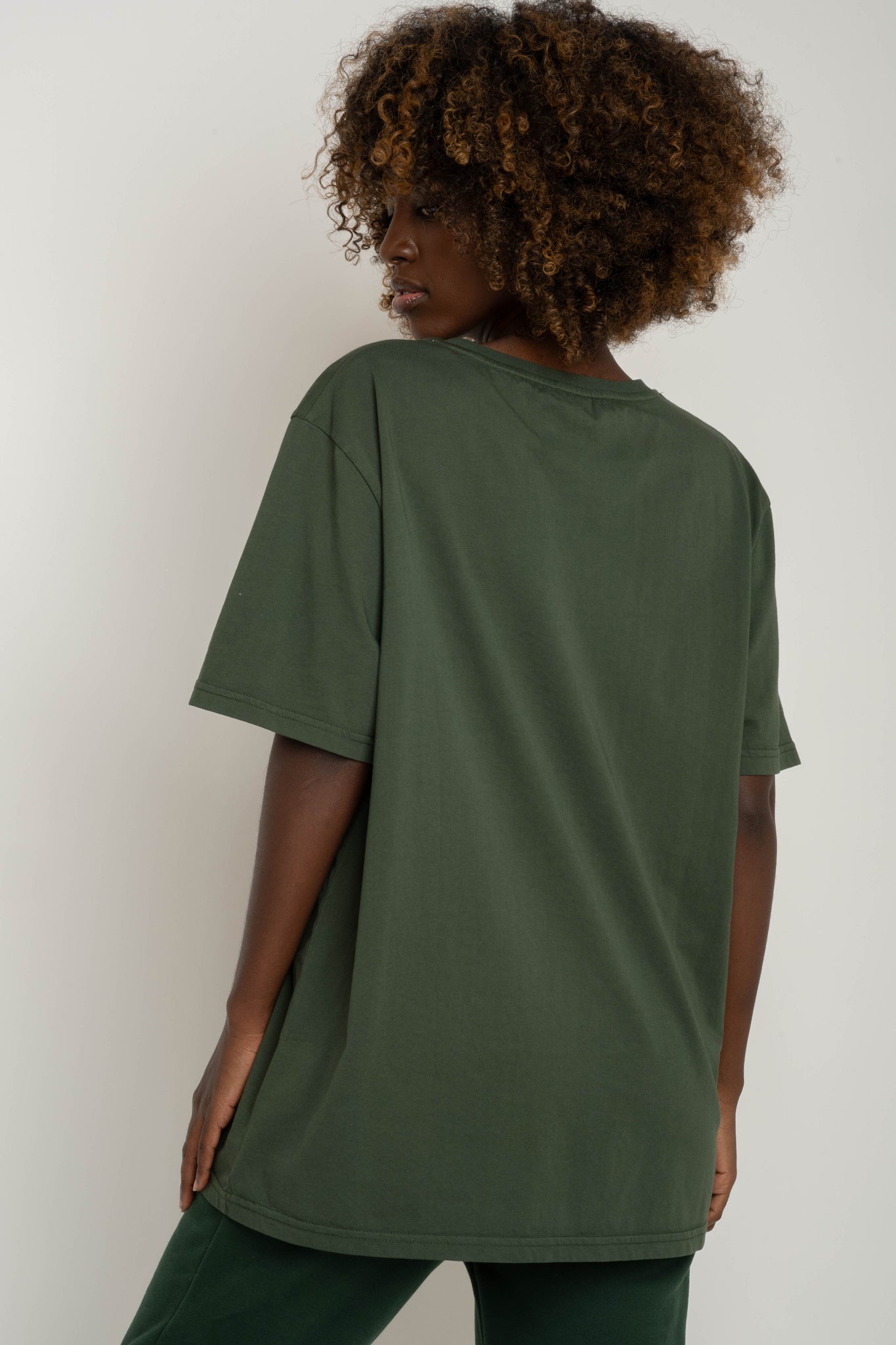 T-SHIRT OVERSIZE Z DELIKATNYM EFEKTEM SPRANIA ZIELONY - OYSTER