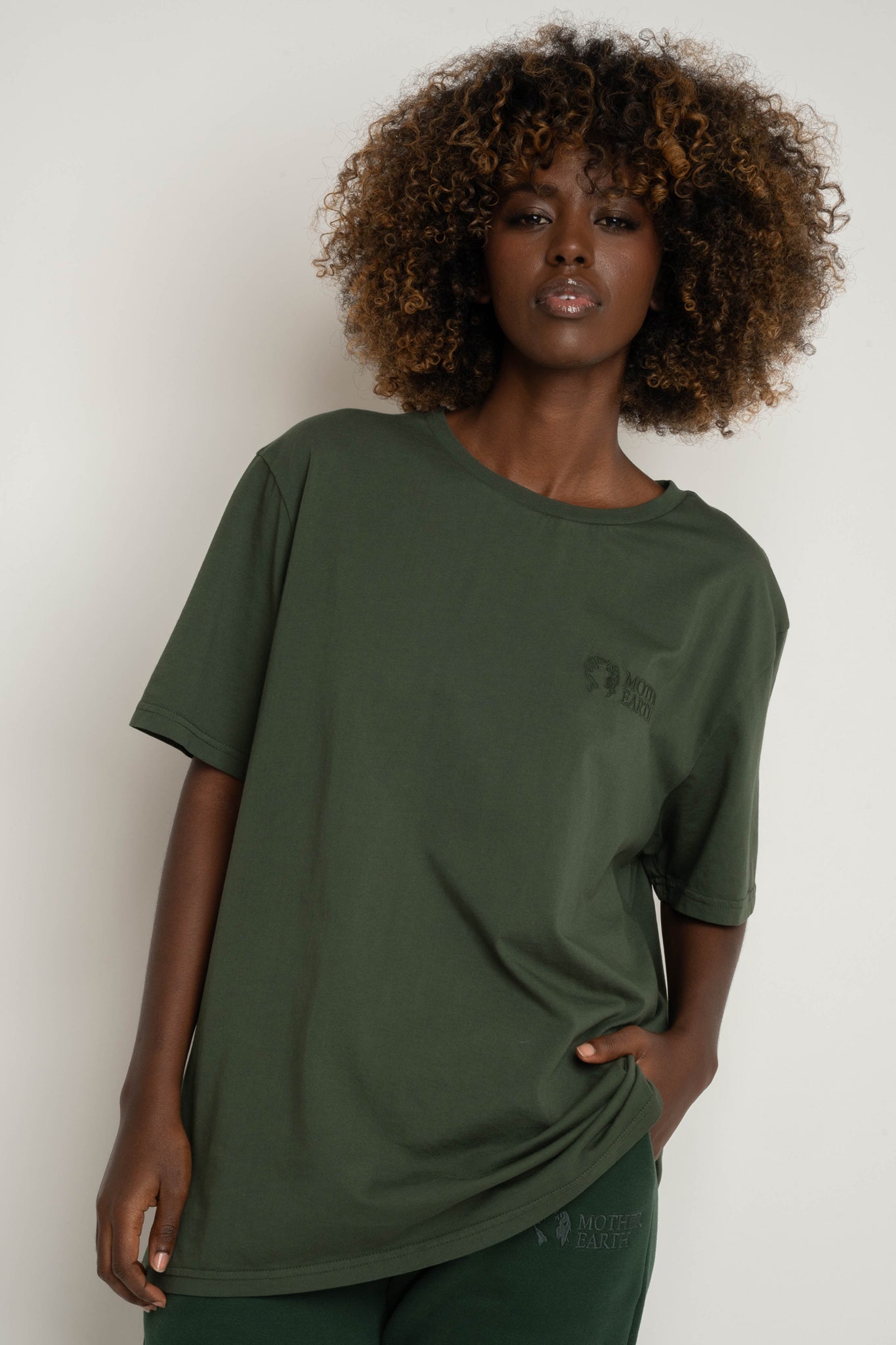 T-SHIRT OVERSIZE Z DELIKATNYM EFEKTEM SPRANIA ZIELONY - OYSTER