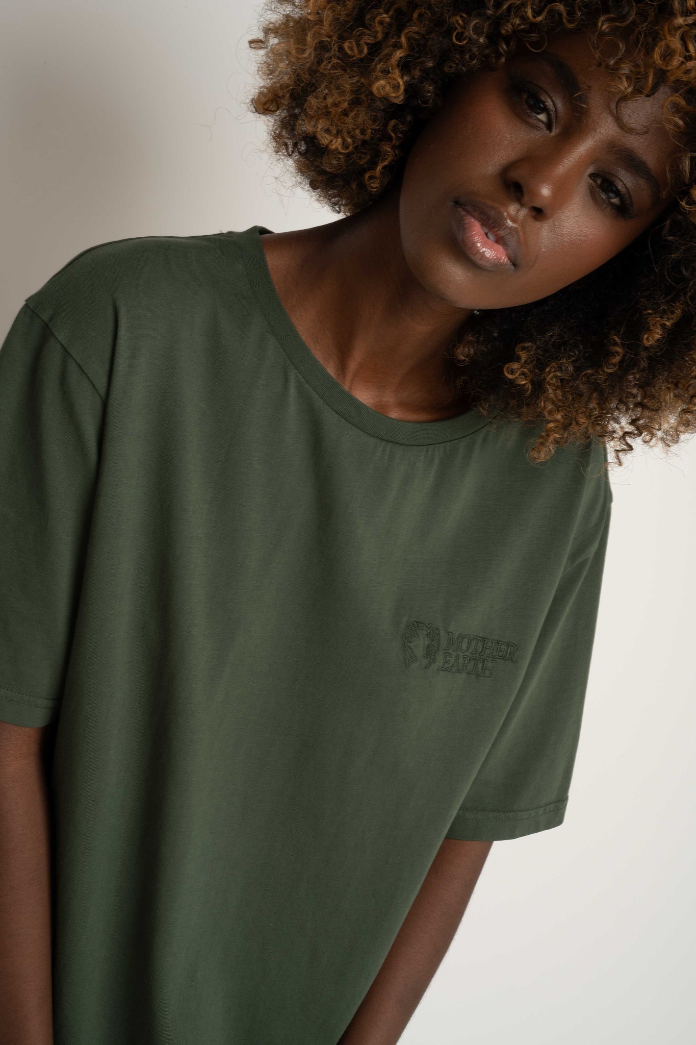 T-SHIRT OVERSIZE Z DELIKATNYM EFEKTEM SPRANIA ZIELONY - OYSTER