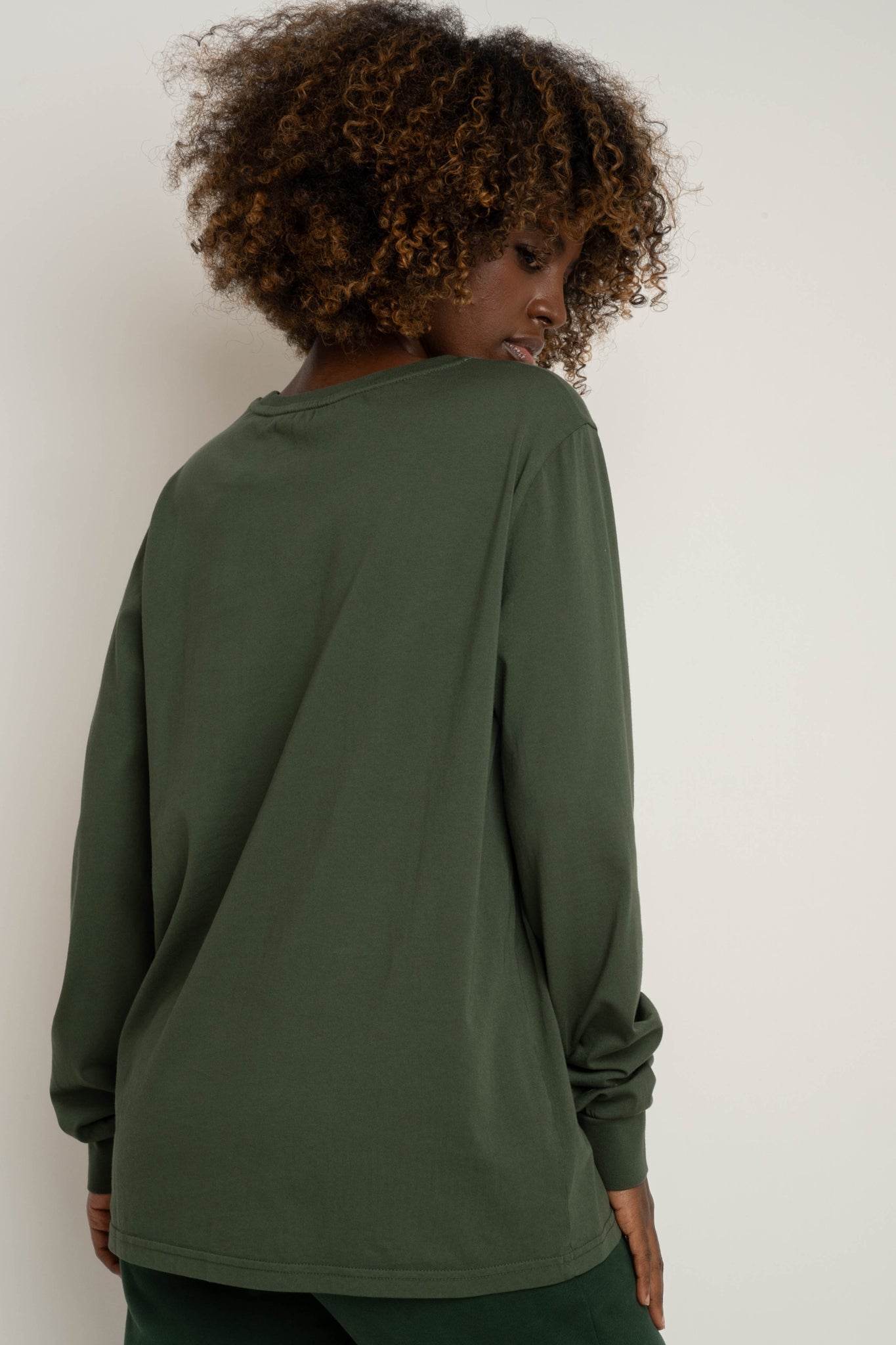 LONGSLEEVE OVERSIZE Z DELIKATNYM EFEKTEM SPRANIA ZIELONY - GILI