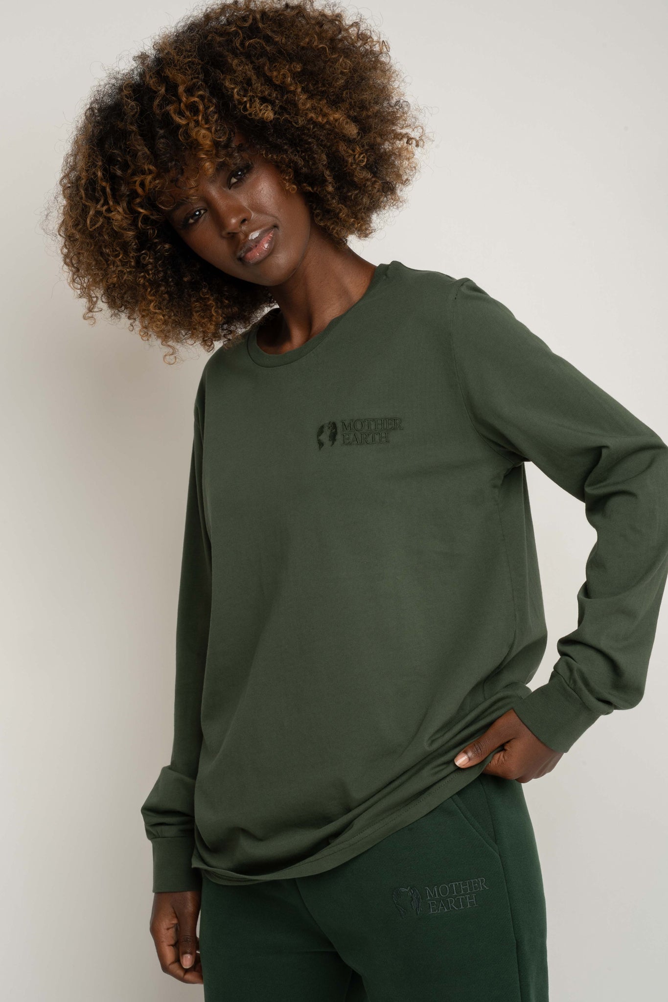 LONGSLEEVE OVERSIZE Z DELIKATNYM EFEKTEM SPRANIA ZIELONY - GILI