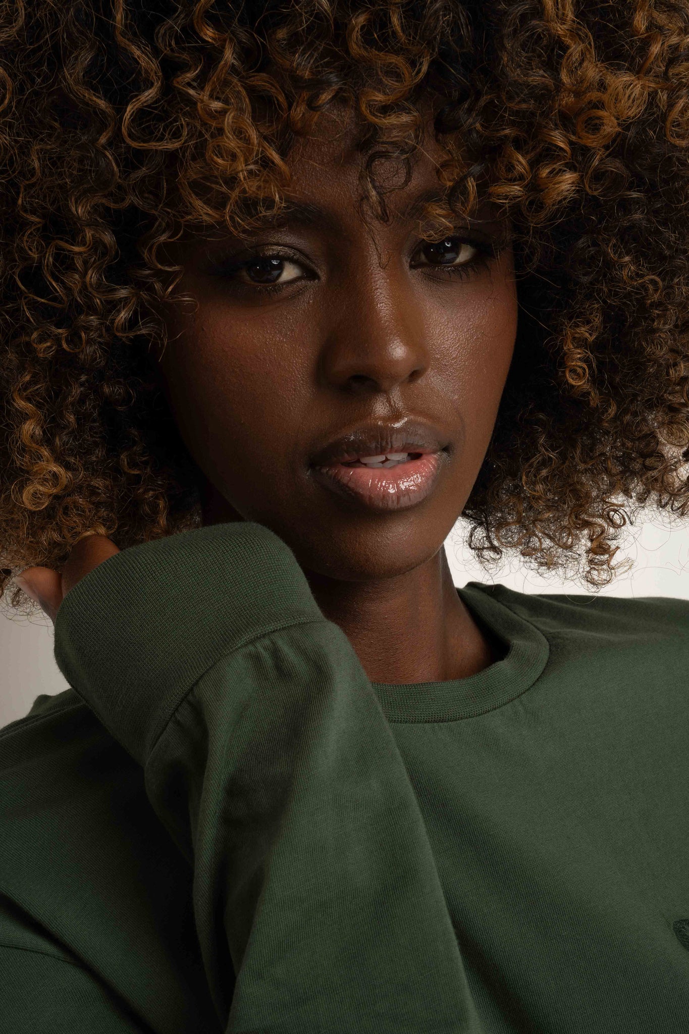 LONGSLEEVE OVERSIZE Z DELIKATNYM EFEKTEM SPRANIA ZIELONY - GILI