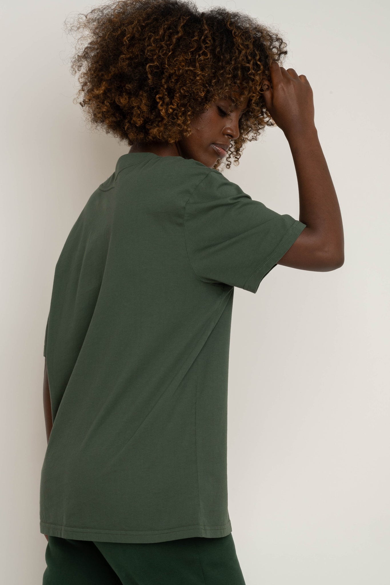 T-SHIRT OVERSIZE Z DELIKATNYM EFEKTEM SPRANIA ZIELONY - FLORES