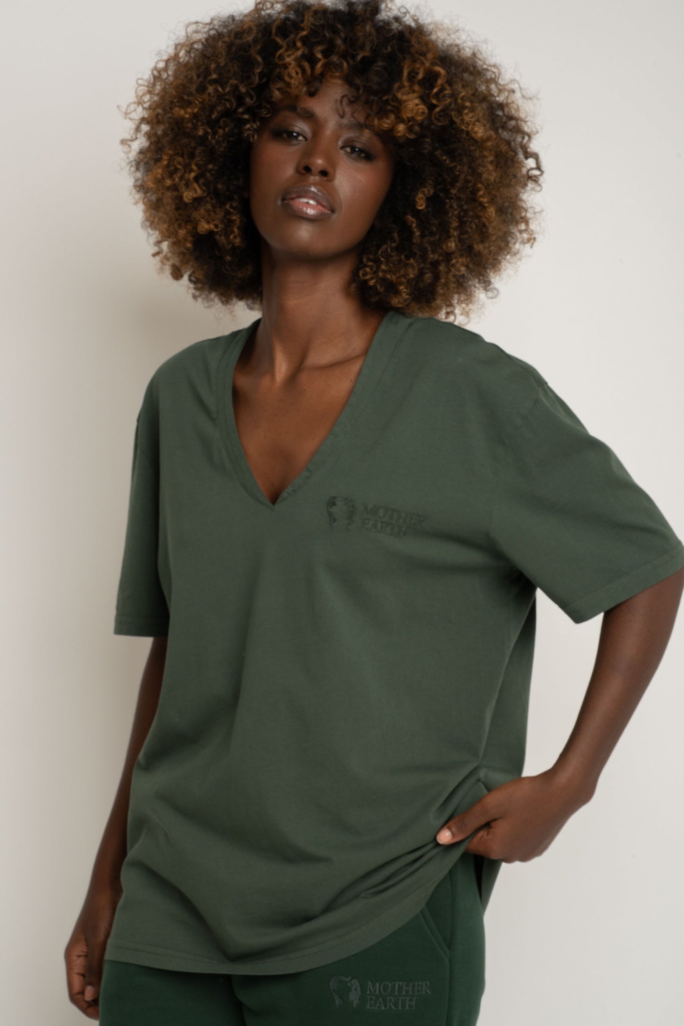 T-SHIRT OVERSIZE Z DELIKATNYM EFEKTEM SPRANIA ZIELONY - FLORES