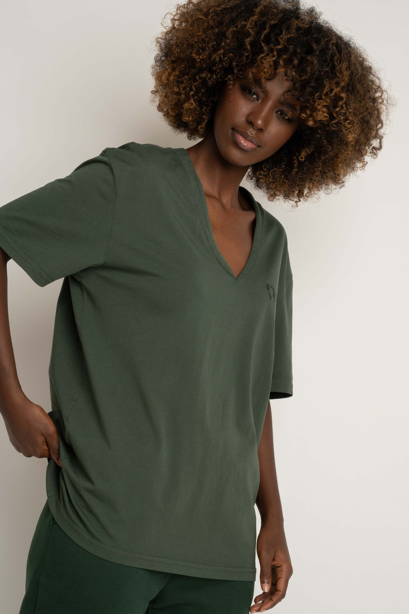 T-SHIRT OVERSIZE Z DELIKATNYM EFEKTEM SPRANIA ZIELONY - FLORES