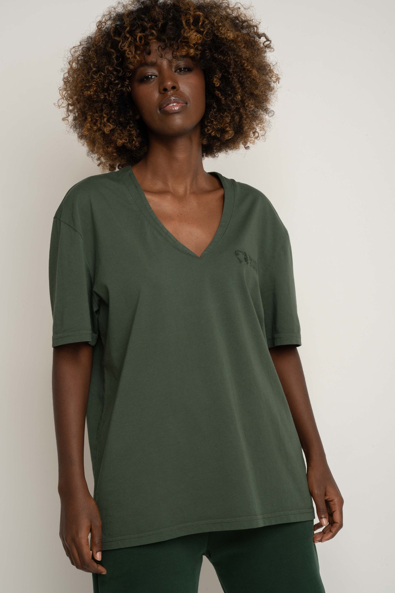 T-SHIRT OVERSIZE Z DELIKATNYM EFEKTEM SPRANIA ZIELONY - FLORES