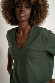 T-SHIRT OVERSIZE Z DELIKATNYM EFEKTEM SPRANIA ZIELONY - FLORES