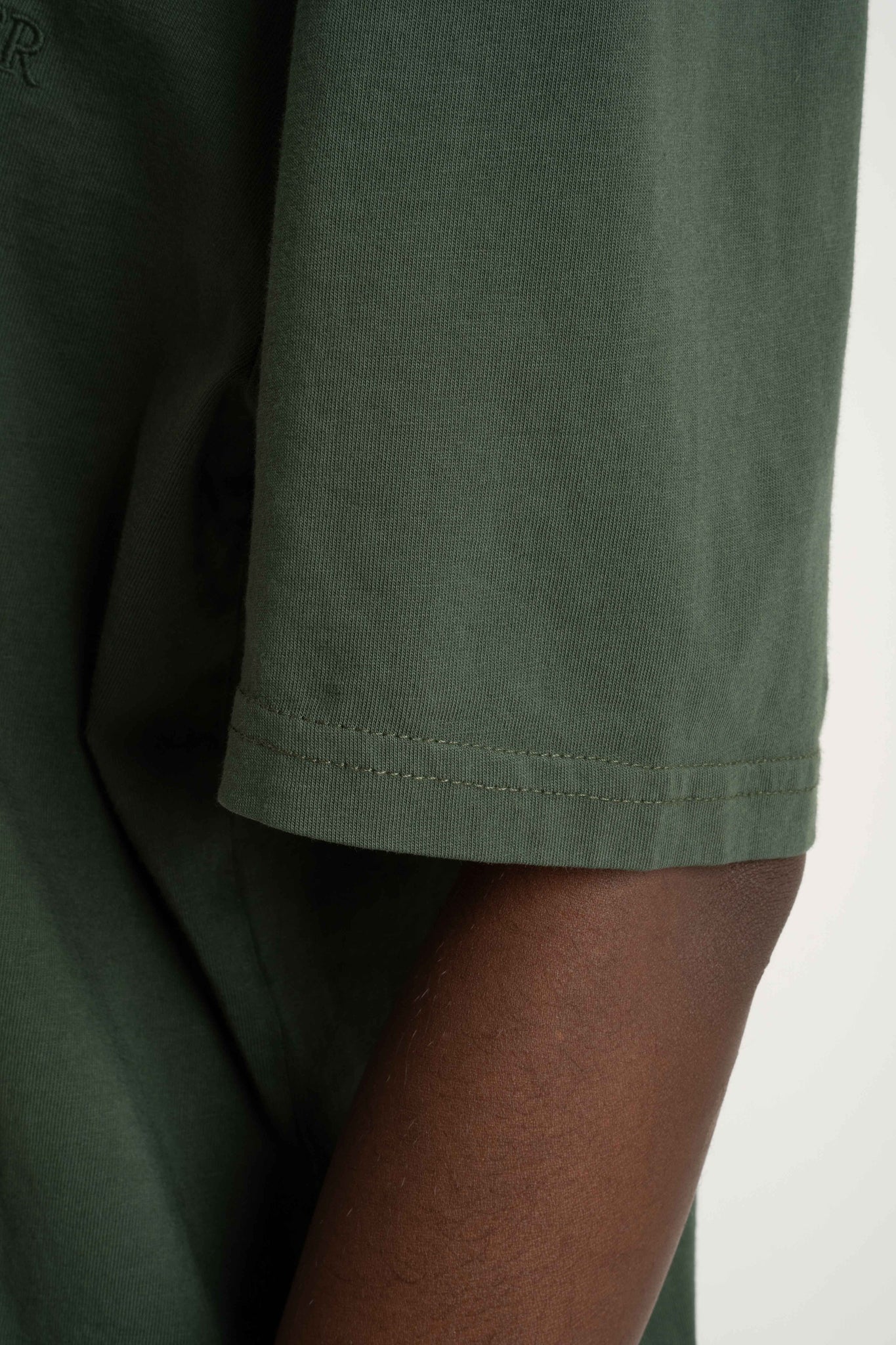 T-SHIRT OVERSIZE Z DELIKATNYM EFEKTEM SPRANIA ZIELONY - FLORES