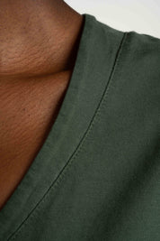 T-SHIRT OVERSIZE Z DELIKATNYM EFEKTEM SPRANIA ZIELONY - FLORES